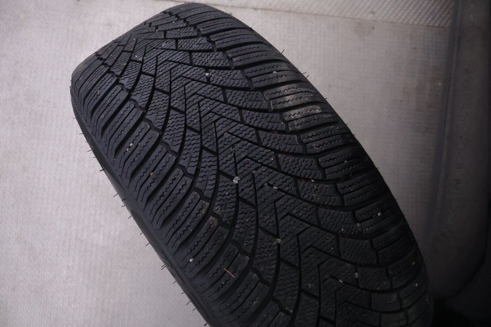 Tesla Model Y 2021 Long Range AWD ** Juuri tullut! / EAP / 2x Tesla vanteet / Vetokoukku / Premium Sound / Upea kokonaisuus! / ACC ** - Akkutestattu, puhtaalla CarVertical raportilla, vetokoukulla, siistillä yksityiskohdilla sekä kaksilla hyvillä renkailla missä Teslan omat aluvanteet!