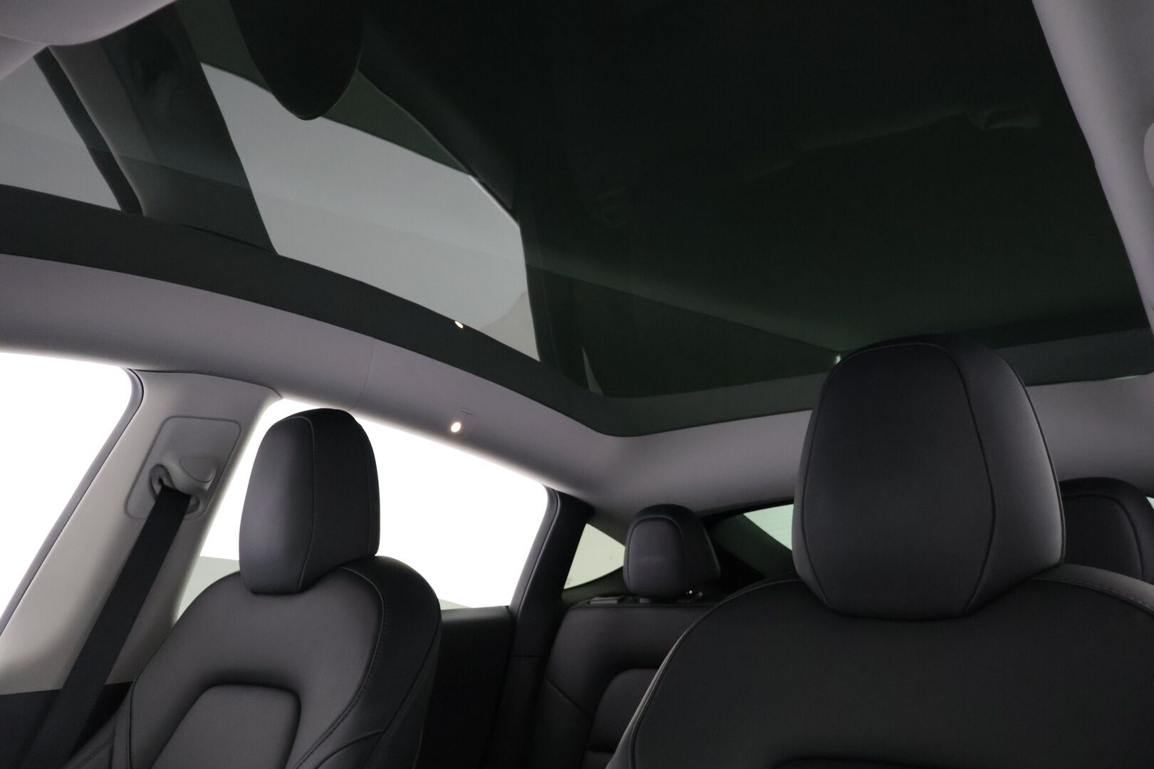 Tesla Model Y 2021 Long Range AWD ** Juuri tullut! / EAP / 2x Tesla vanteet / Vetokoukku / Premium Sound / Upea kokonaisuus! / ACC ** - Akkutestattu, puhtaalla CarVertical raportilla, vetokoukulla, siistillä yksityiskohdilla sekä kaksilla hyvillä renkailla missä Teslan omat aluvanteet!