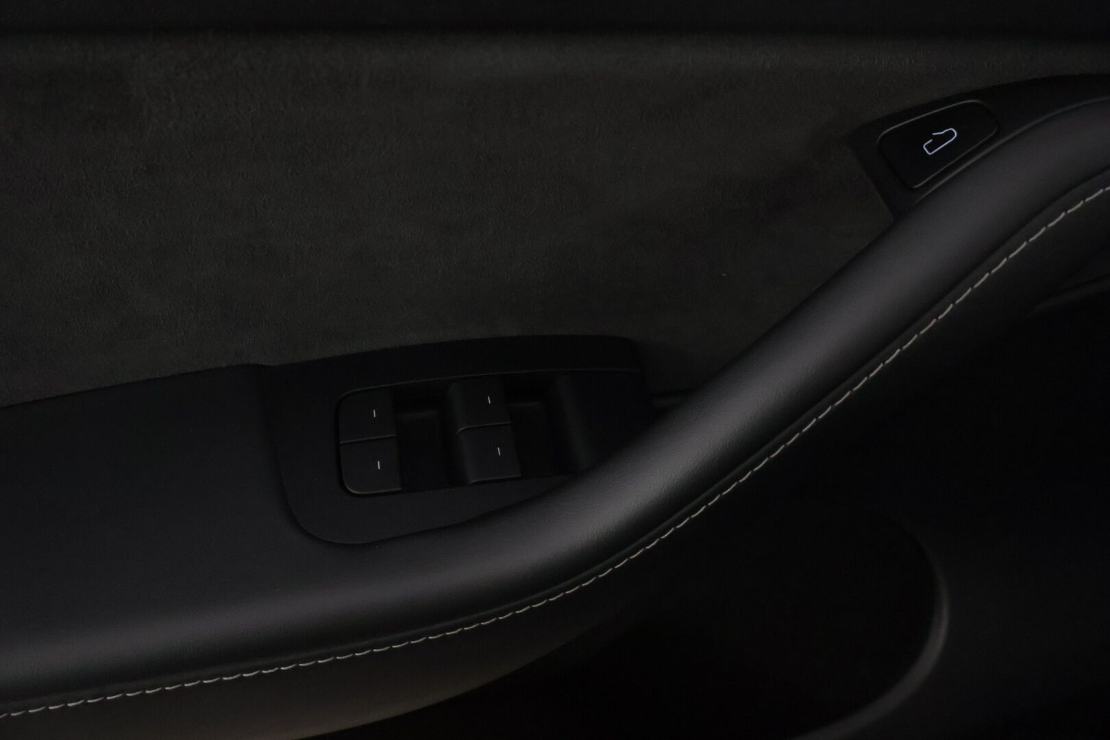 Tesla Model Y 2021 Long Range AWD ** Juuri tullut! / EAP / 2x Tesla vanteet / Vetokoukku / Premium Sound / Upea kokonaisuus! / ACC ** - Akkutestattu, puhtaalla CarVertical raportilla, vetokoukulla, siistillä yksityiskohdilla sekä kaksilla hyvillä renkailla missä Teslan omat aluvanteet!