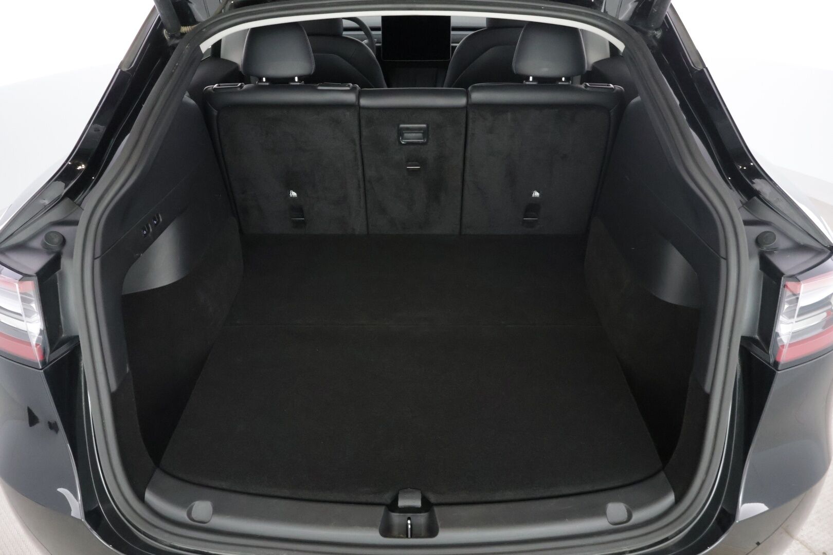 Tesla Model Y 2021 Long Range AWD ** Juuri tullut! / EAP / 2x Tesla vanteet / Vetokoukku / Premium Sound / Upea kokonaisuus! / ACC ** - Akkutestattu, puhtaalla CarVertical raportilla, vetokoukulla, siistillä yksityiskohdilla sekä kaksilla hyvillä renkailla missä Teslan omat aluvanteet!