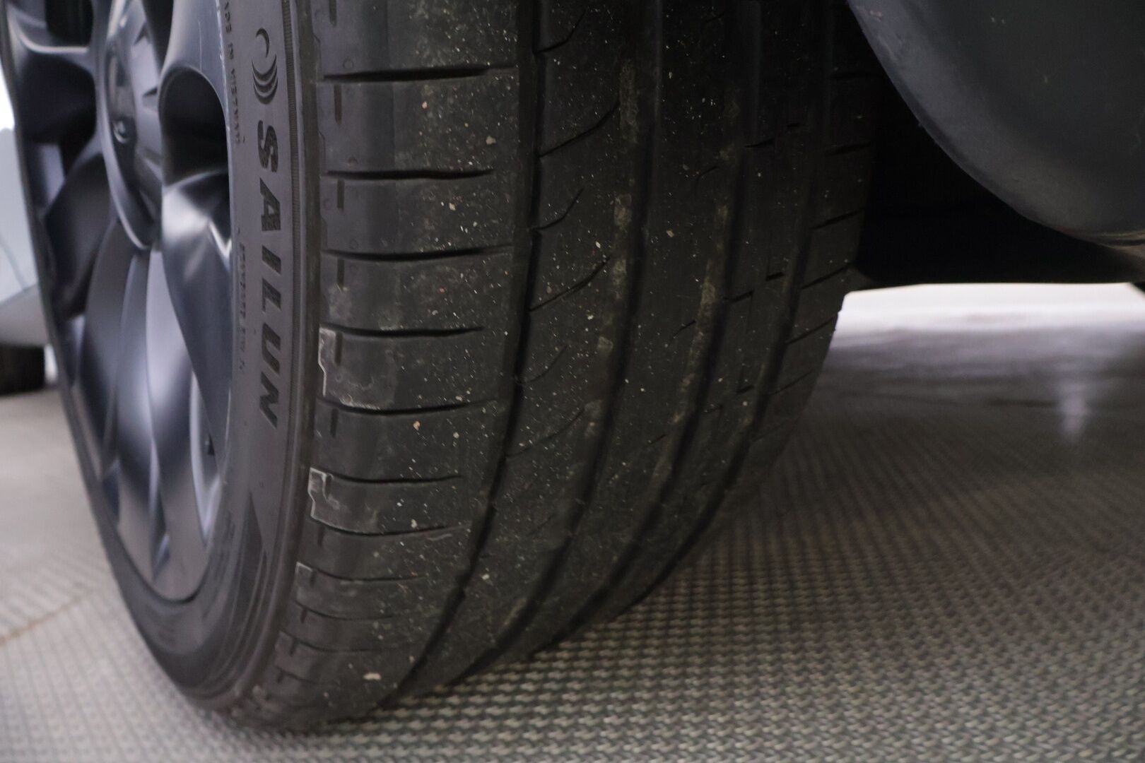 Tesla Model Y 2021 Long Range AWD ** Juuri tullut! / EAP / 2x Tesla vanteet / Vetokoukku / Premium Sound / Upea kokonaisuus! / ACC ** - Akkutestattu, puhtaalla CarVertical raportilla, vetokoukulla, siistillä yksityiskohdilla sekä kaksilla hyvillä renkailla missä Teslan omat aluvanteet!