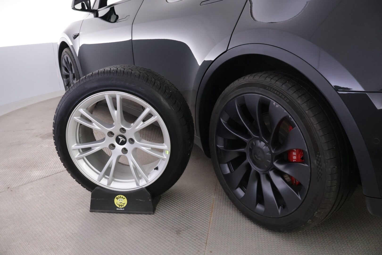 Tesla Model Y 2021 Long Range AWD ** Juuri tullut! / EAP / 2x Tesla vanteet / Vetokoukku / Premium Sound / Upea kokonaisuus! / ACC ** - Akkutestattu, puhtaalla CarVertical raportilla, vetokoukulla, siistillä yksityiskohdilla sekä kaksilla hyvillä renkailla missä Teslan omat aluvanteet!