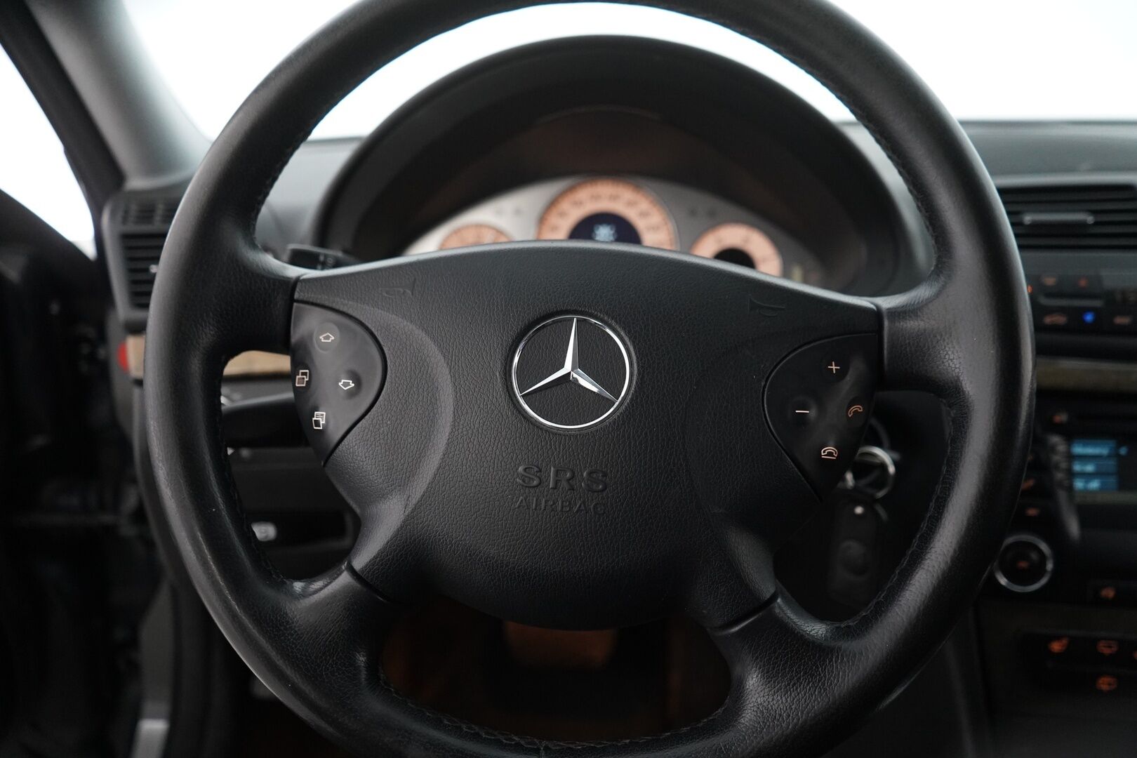 Mercedes-Benz E 2004 E 320 CDI Avantgarde *H&K / Tutkat / Lohko / Koukku* - Myydään huutokaupat.comissa / Seuraava katsastus 3/2026 / Kahdet Mersun vanteet