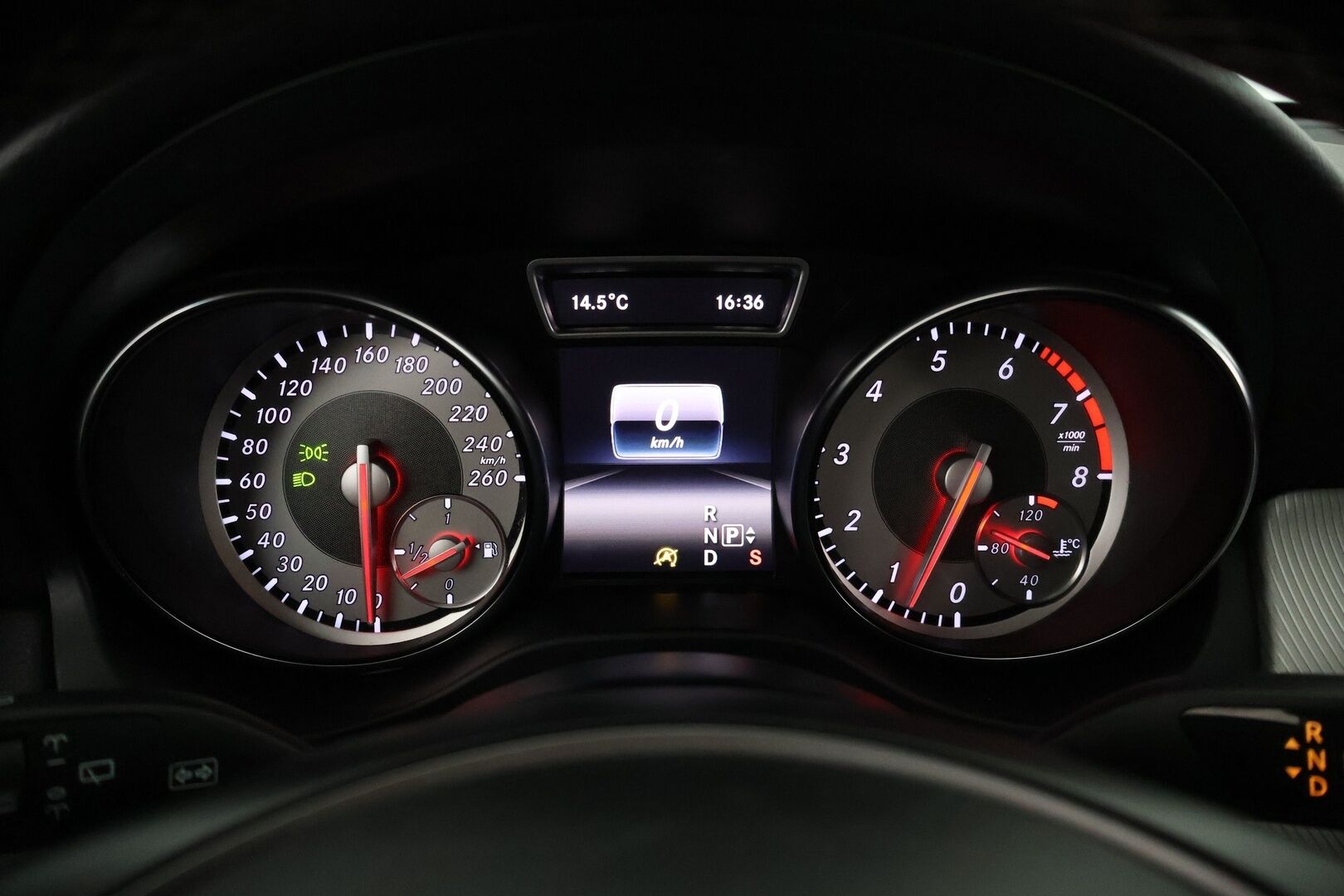 Mercedes-Benz GLA 2016 180 A / Sporttipenkit / Peruutuskamera /  Sähköinen takaluukku / BI-Xenon / Koukku - Suomi- Auto / Juuri huollettu!