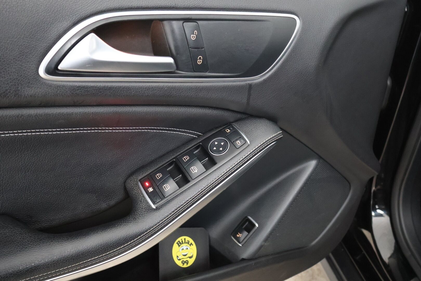 Mercedes-Benz GLA 2016 180 A / Sporttipenkit / Peruutuskamera /  Sähköinen takaluukku / BI-Xenon / Koukku - Suomi- Auto / Juuri huollettu!