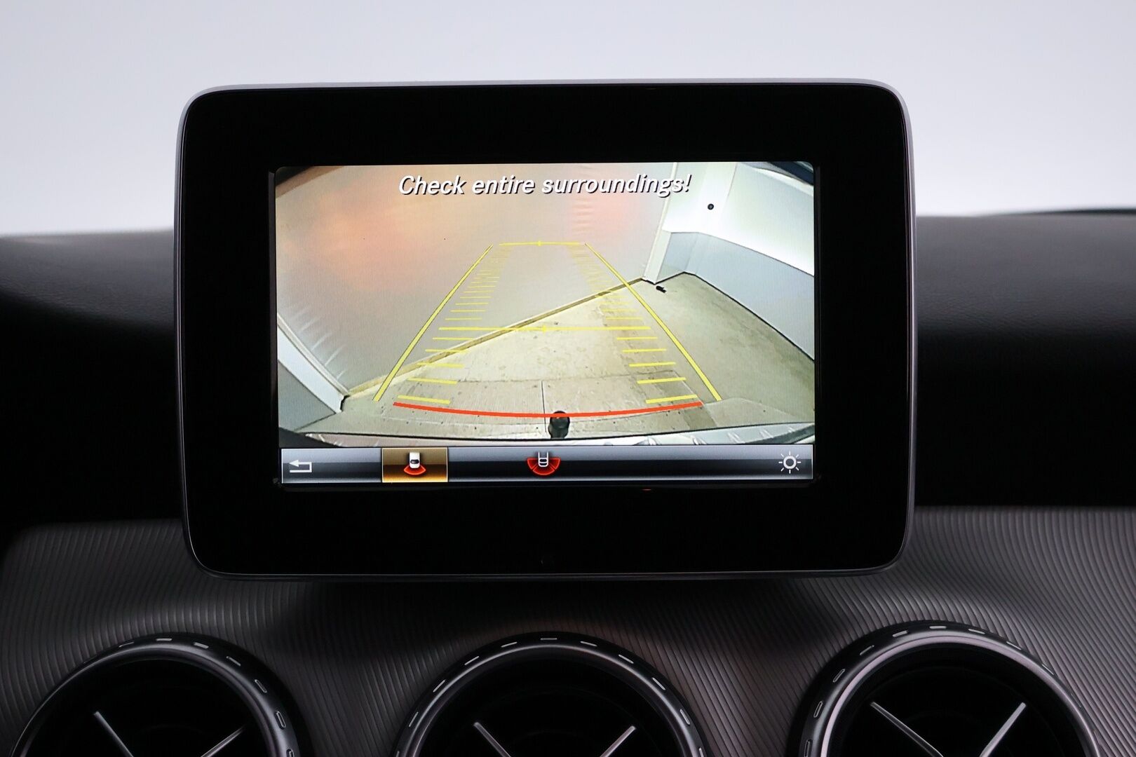 Mercedes-Benz GLA 2016 180 A / Sporttipenkit / Peruutuskamera /  Sähköinen takaluukku / BI-Xenon / Koukku - Suomi- Auto / Juuri huollettu!