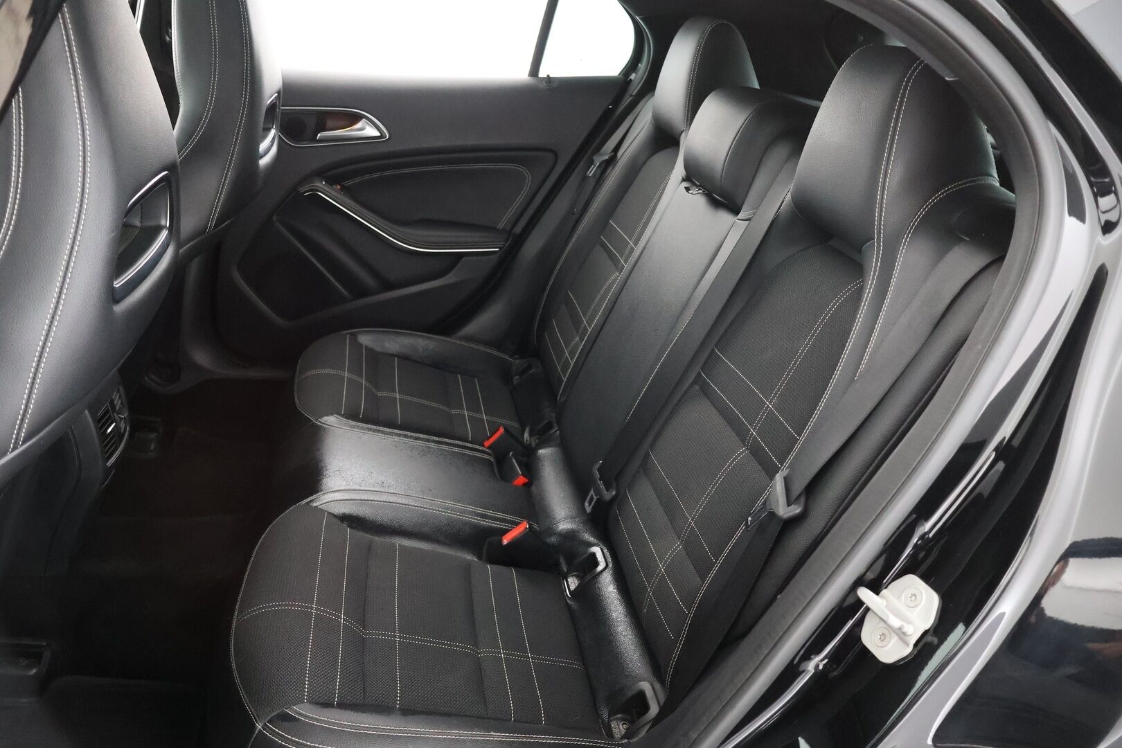 Mercedes-Benz GLA 2016 180 A / Sporttipenkit / Peruutuskamera /  Sähköinen takaluukku / BI-Xenon / Koukku - Suomi- Auto / Juuri huollettu!