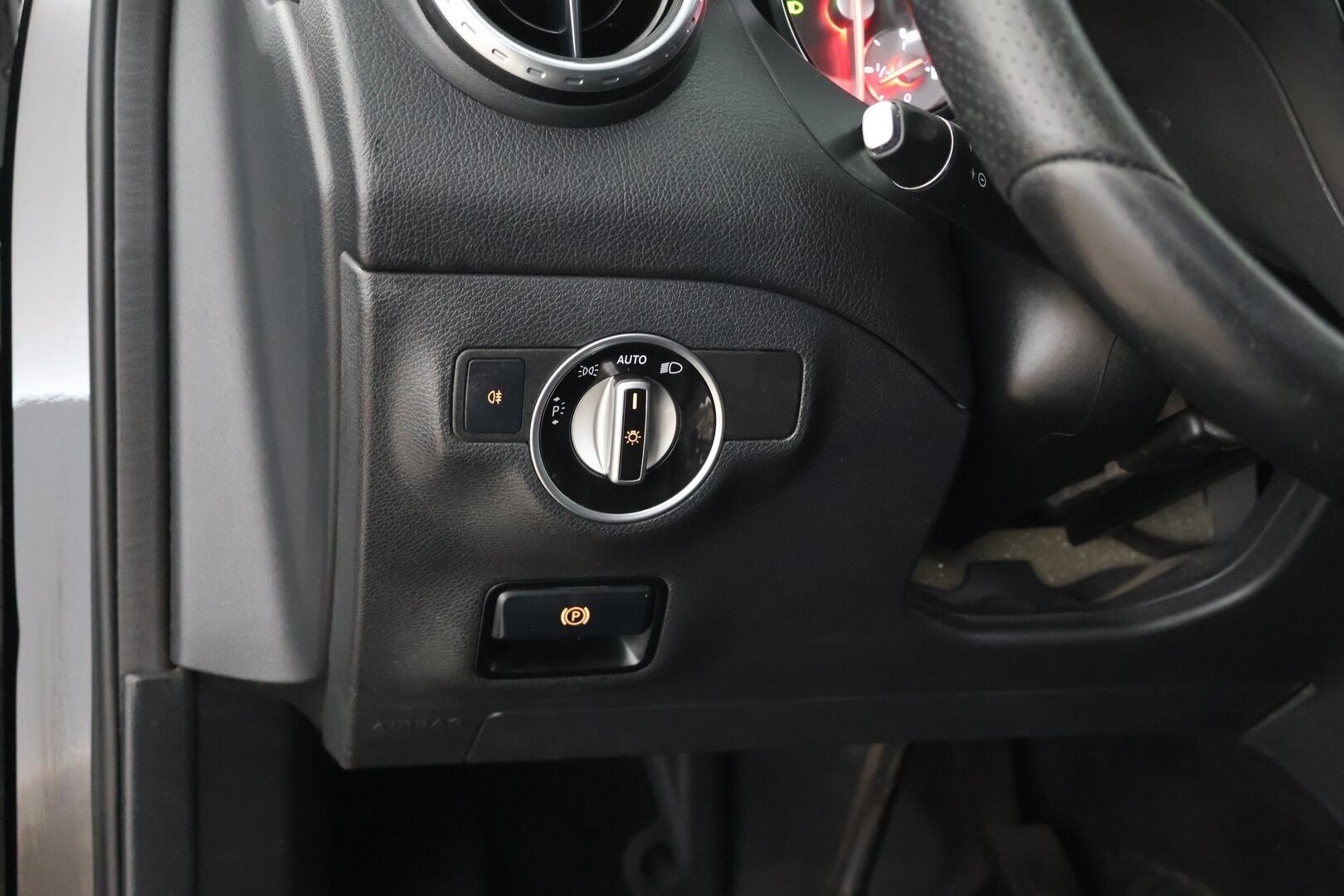 Mercedes-Benz GLA 2016 180 A / Sporttipenkit / Peruutuskamera /  Sähköinen takaluukku / BI-Xenon / Koukku - Suomi- Auto / Juuri huollettu!