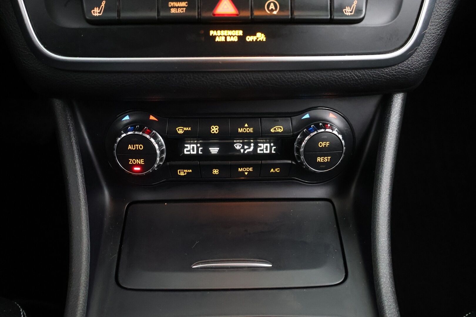 Mercedes-Benz GLA 2016 180 A / Sporttipenkit / Peruutuskamera /  Sähköinen takaluukku / BI-Xenon / Koukku - Suomi- Auto / Juuri huollettu!