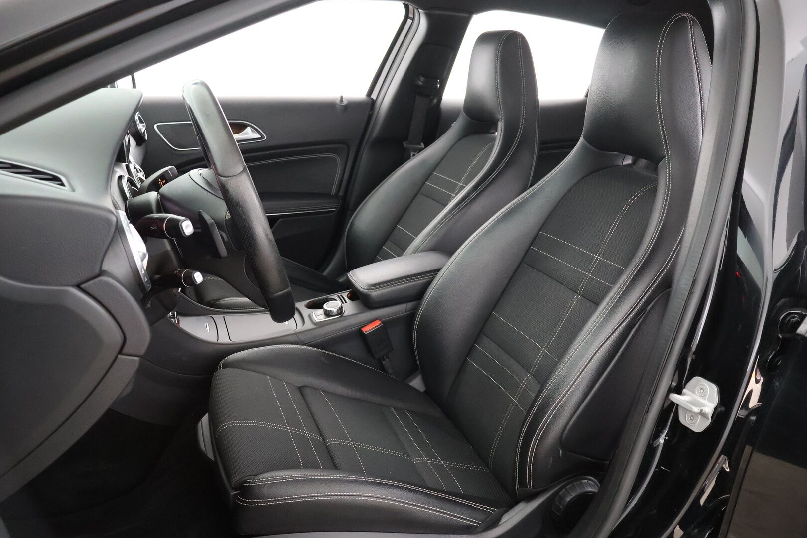 Mercedes-Benz GLA 2016 180 A / Sporttipenkit / Peruutuskamera /  Sähköinen takaluukku / BI-Xenon / Koukku - Suomi- Auto / Juuri huollettu!