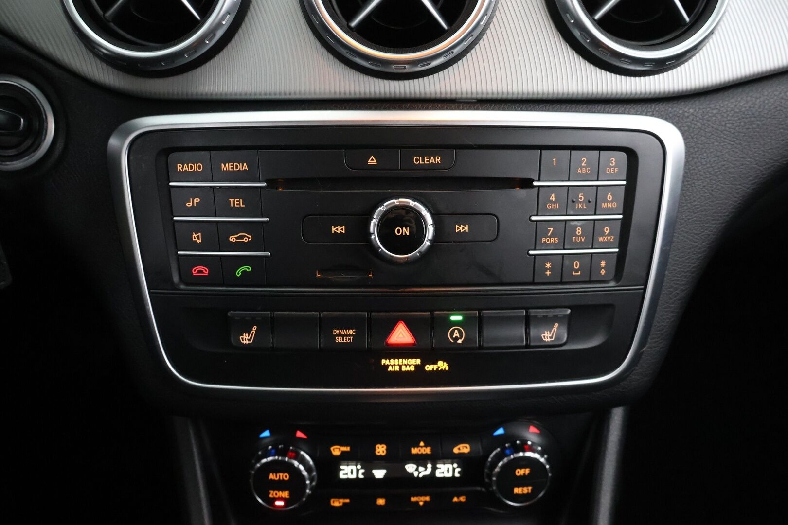 Mercedes-Benz GLA 2016 180 A / Sporttipenkit / Peruutuskamera /  Sähköinen takaluukku / BI-Xenon / Koukku - Suomi- Auto / Juuri huollettu!