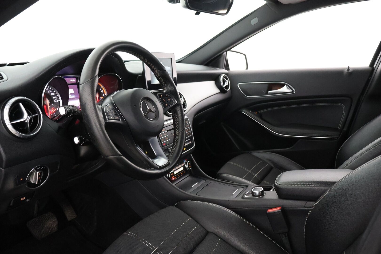 Mercedes-Benz GLA 2016 180 A / Sporttipenkit / Peruutuskamera /  Sähköinen takaluukku / BI-Xenon / Koukku - Suomi- Auto / Juuri huollettu!