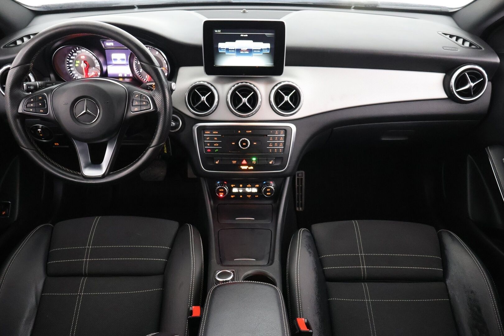 Mercedes-Benz GLA 2016 180 A / Sporttipenkit / Peruutuskamera /  Sähköinen takaluukku / BI-Xenon / Koukku - Suomi- Auto / Juuri huollettu!