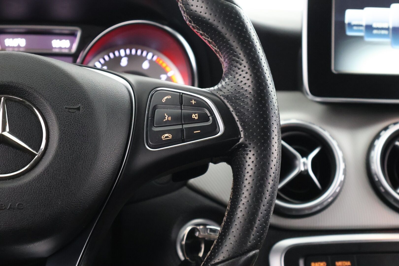 Mercedes-Benz GLA 2016 180 A / Sporttipenkit / Peruutuskamera /  Sähköinen takaluukku / BI-Xenon / Koukku - Suomi- Auto / Juuri huollettu!