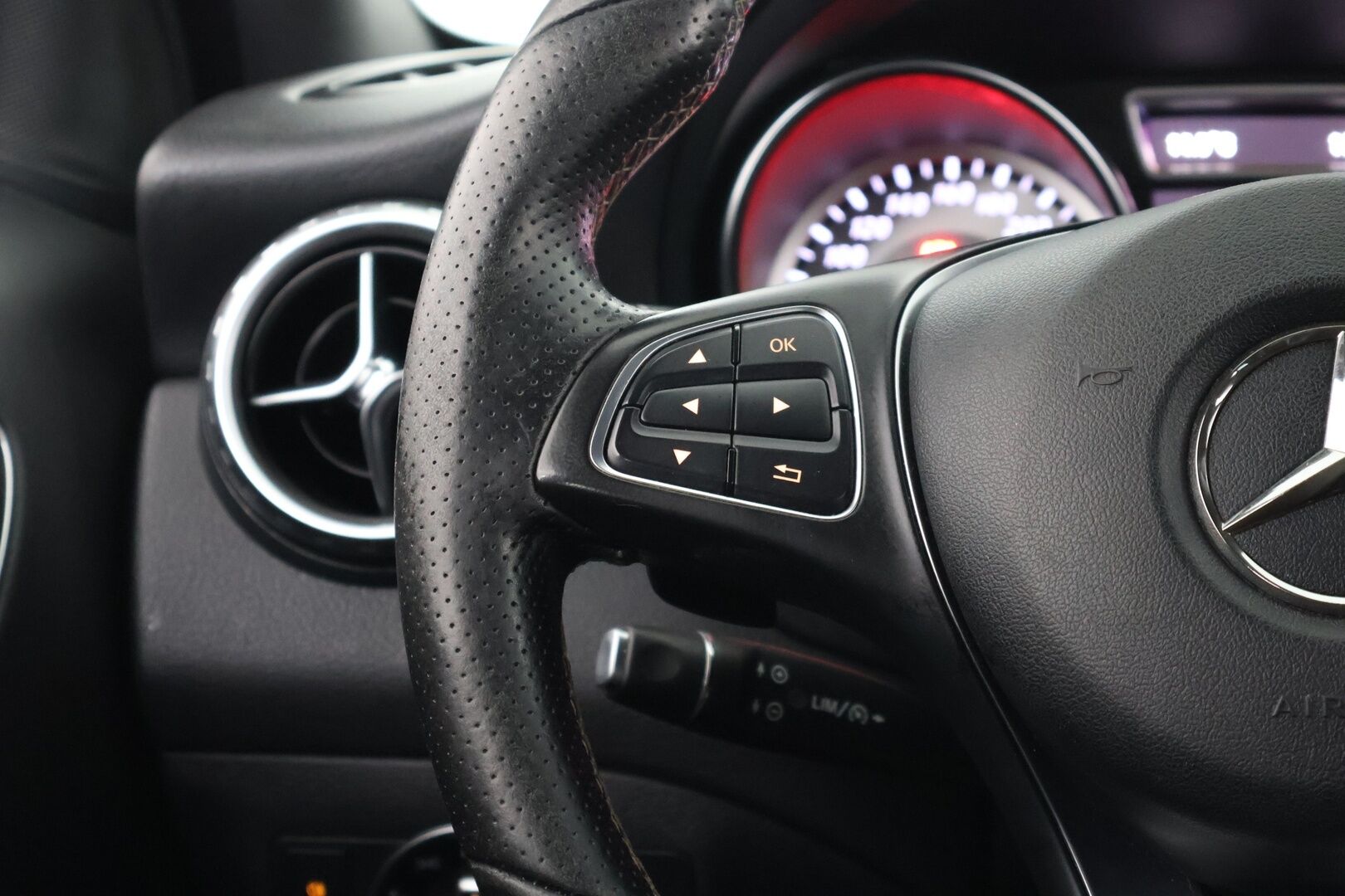 Mercedes-Benz GLA 2016 180 A / Sporttipenkit / Peruutuskamera /  Sähköinen takaluukku / BI-Xenon / Koukku - Suomi- Auto / Juuri huollettu!