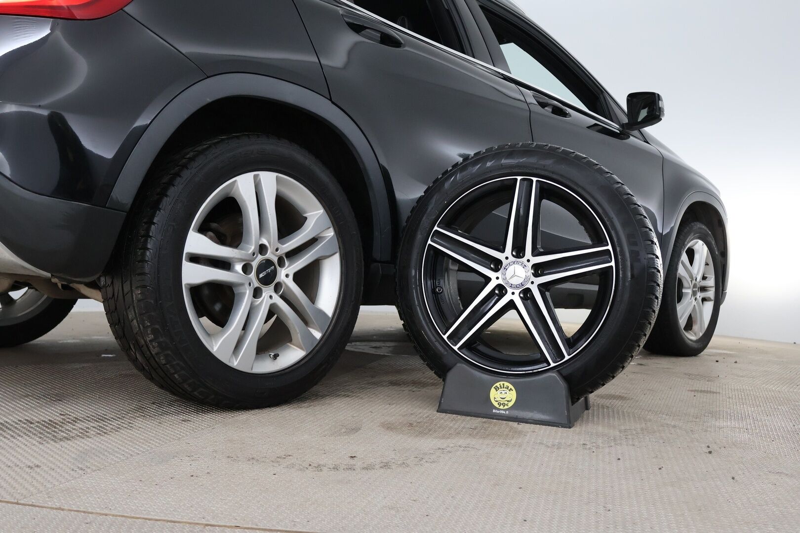 Mercedes-Benz GLA 2016 180 A / Sporttipenkit / Peruutuskamera /  Sähköinen takaluukku / BI-Xenon / Koukku - Suomi- Auto / Juuri huollettu!
