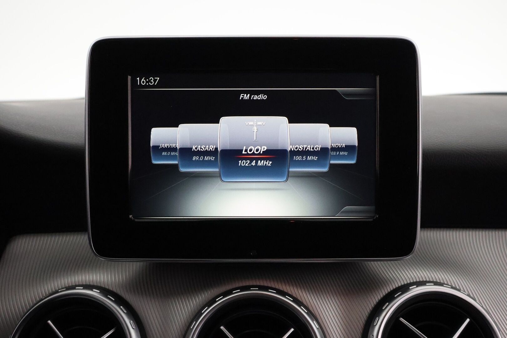 Mercedes-Benz GLA 2016 180 A / Sporttipenkit / Peruutuskamera /  Sähköinen takaluukku / BI-Xenon / Koukku - Suomi- Auto / Juuri huollettu!