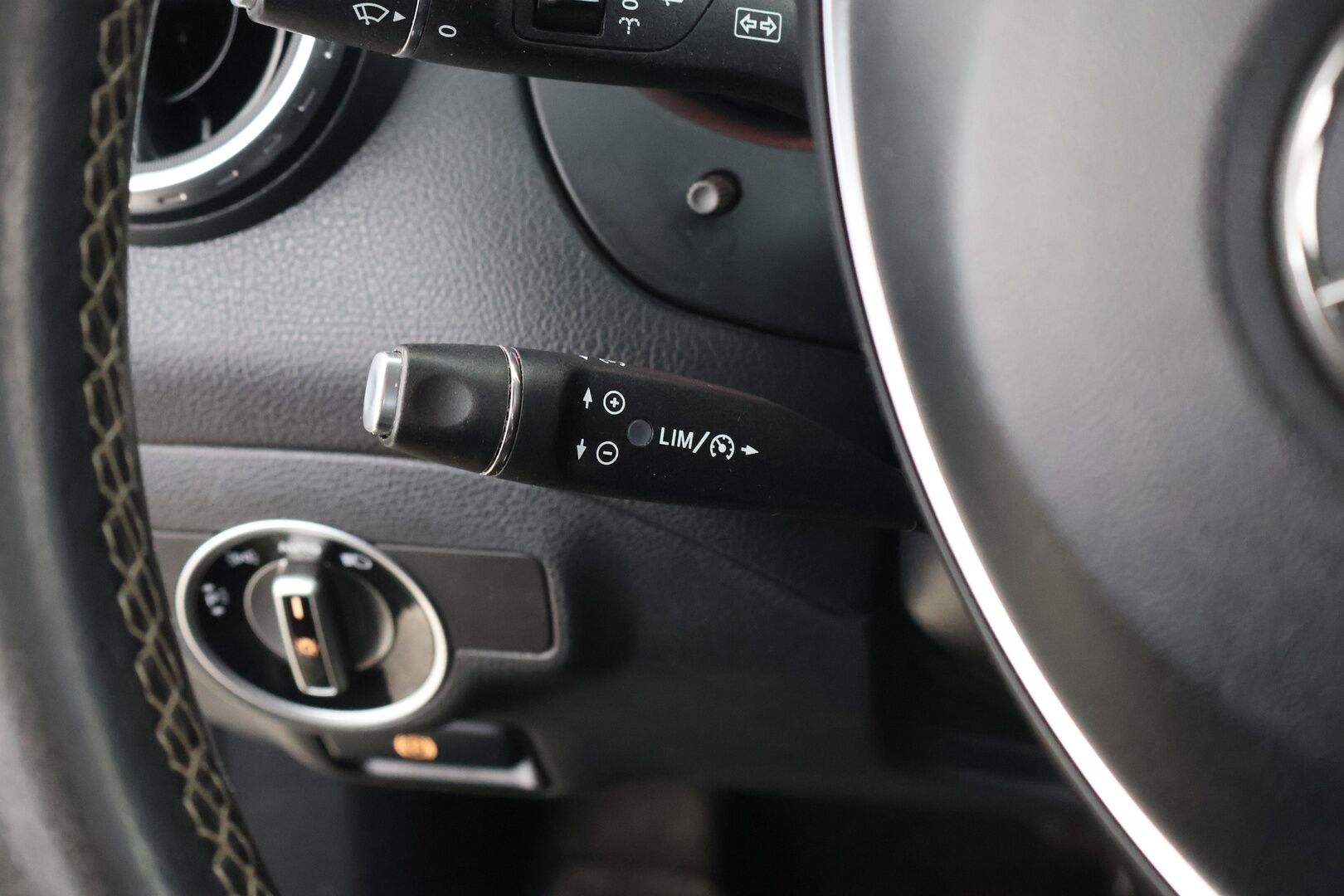 Mercedes-Benz GLA 2016 180 A / Sporttipenkit / Peruutuskamera /  Sähköinen takaluukku / BI-Xenon / Koukku - Suomi- Auto / Juuri huollettu!