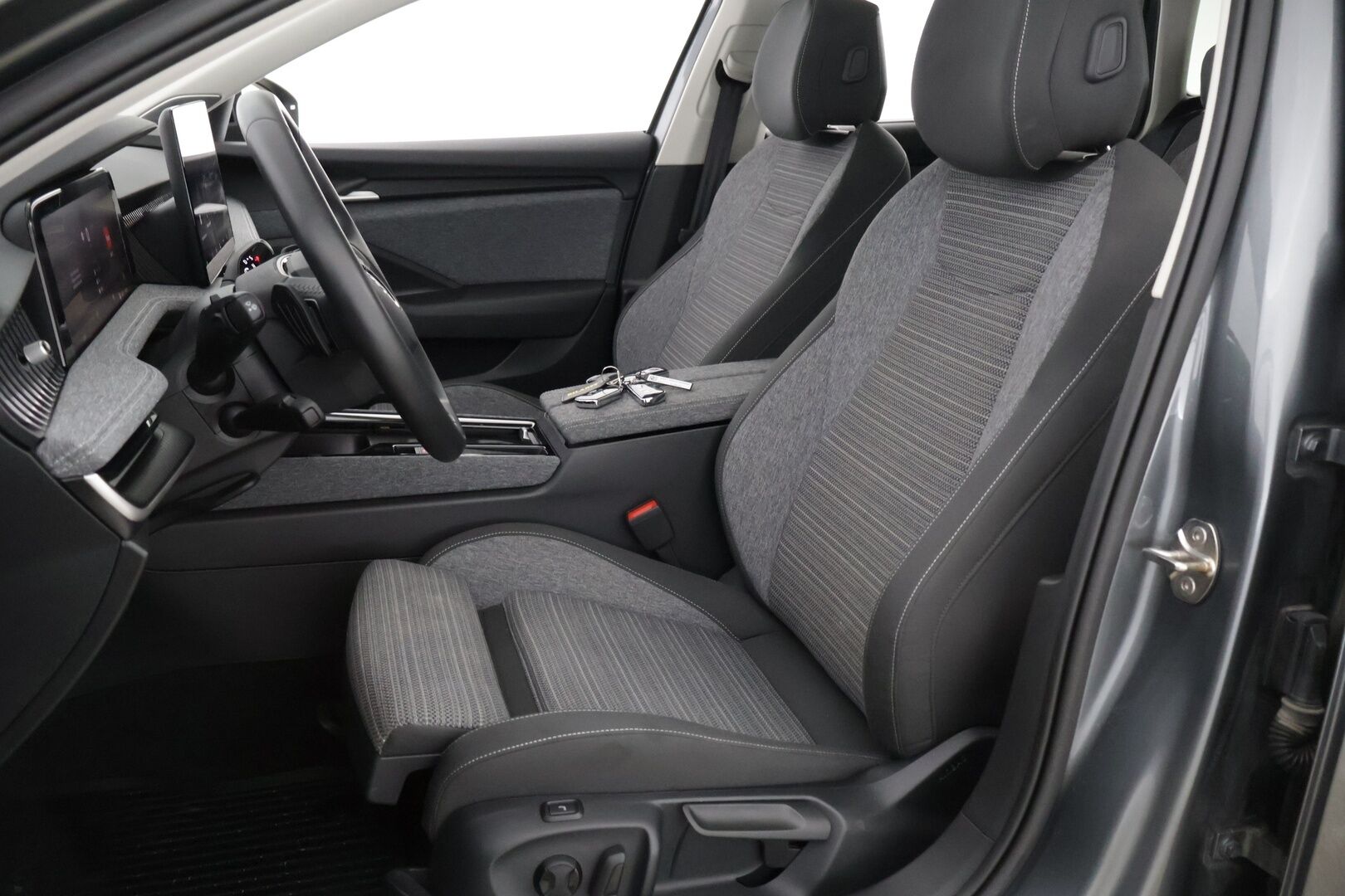 Skoda Superb 2024 Combi 1.5 TSI eTEC Style DSG - 1.OM Suomi-Auto | Panorama | Canton | Sähk. takaluukku | Sporttipenkit | Webasto | Kahdet renkaat ja vanteet | Merkkihuollettu 
