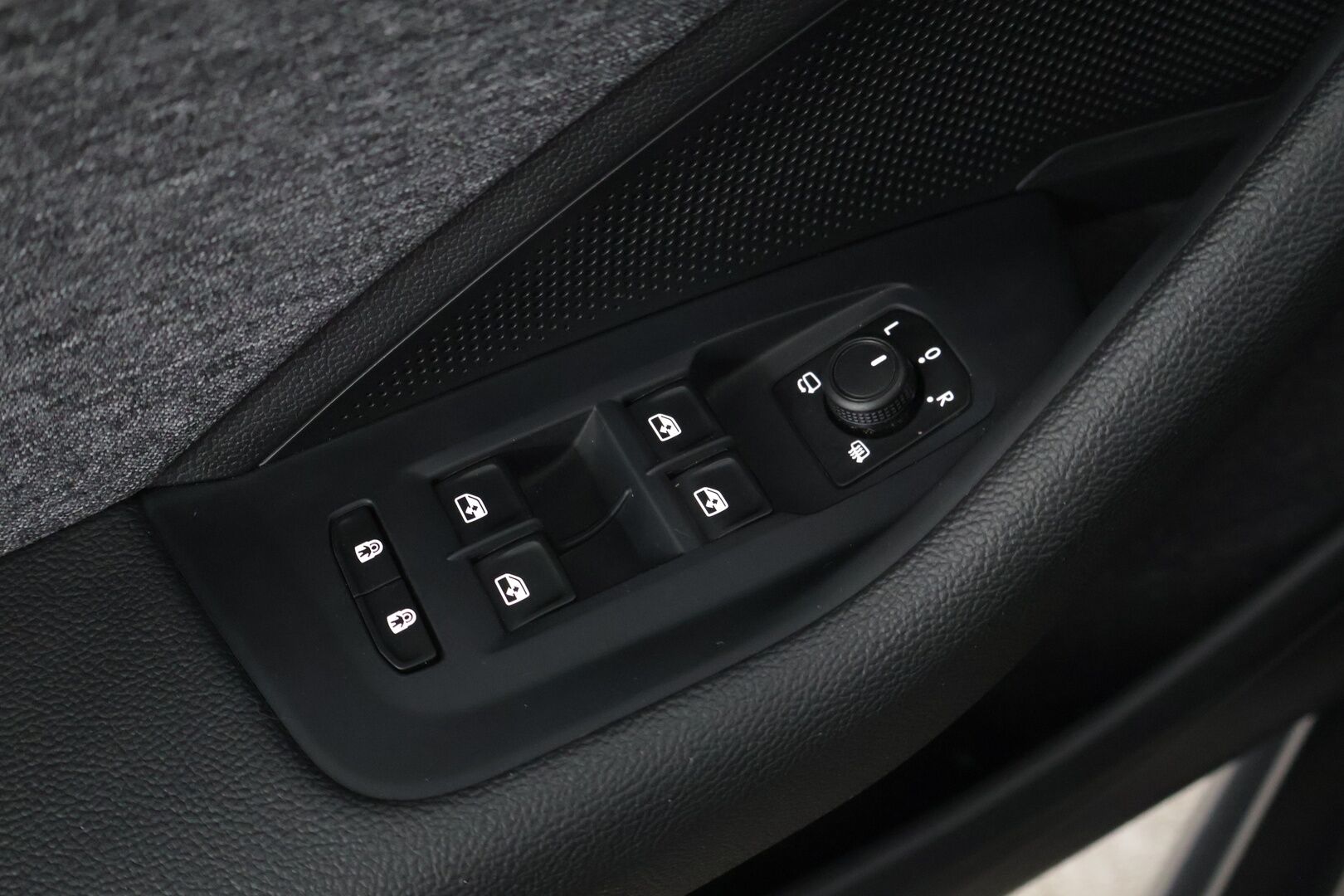 Skoda Superb 2024 Combi 1.5 TSI eTEC Style DSG ** Webasto / Panorama / Canton / Sähk. takaluukku / Sporttipenkit** - Kahdet renkaat vanteineen! / 1-Omisteinen / merkkihuollettu! / Suomi-Auto - HULLUT AVAJAISHULINAT KORKOTARJOUS 3,29 %