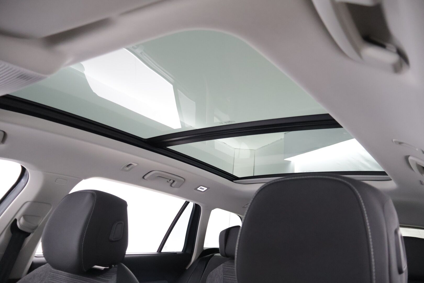 Skoda Superb 2024 Combi 1.5 TSI eTEC Style DSG ** Webasto / Panorama / Canton / Sähk. takaluukku / Sporttipenkit** - Kahdet renkaat vanteineen! / 1-Omisteinen / merkkihuollettu! / Suomi-Auto - HULLUT AVAJAISHULINAT KORKOTARJOUS 3,29 %