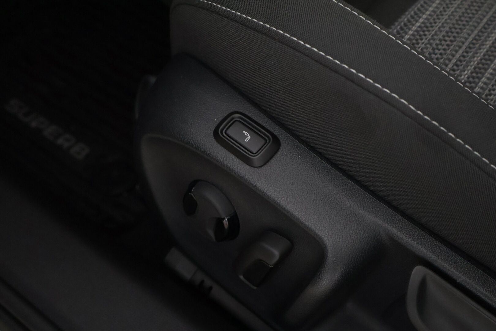 Skoda Superb 2024 Combi 1.5 TSI eTEC Style DSG ** Webasto / Panorama / Canton / Sähk. takaluukku / Sporttipenkit** - Kahdet renkaat vanteineen! / 1-Omisteinen / merkkihuollettu! / Suomi-Auto - HULLUT AVAJAISHULINAT KORKOTARJOUS 3,29 %