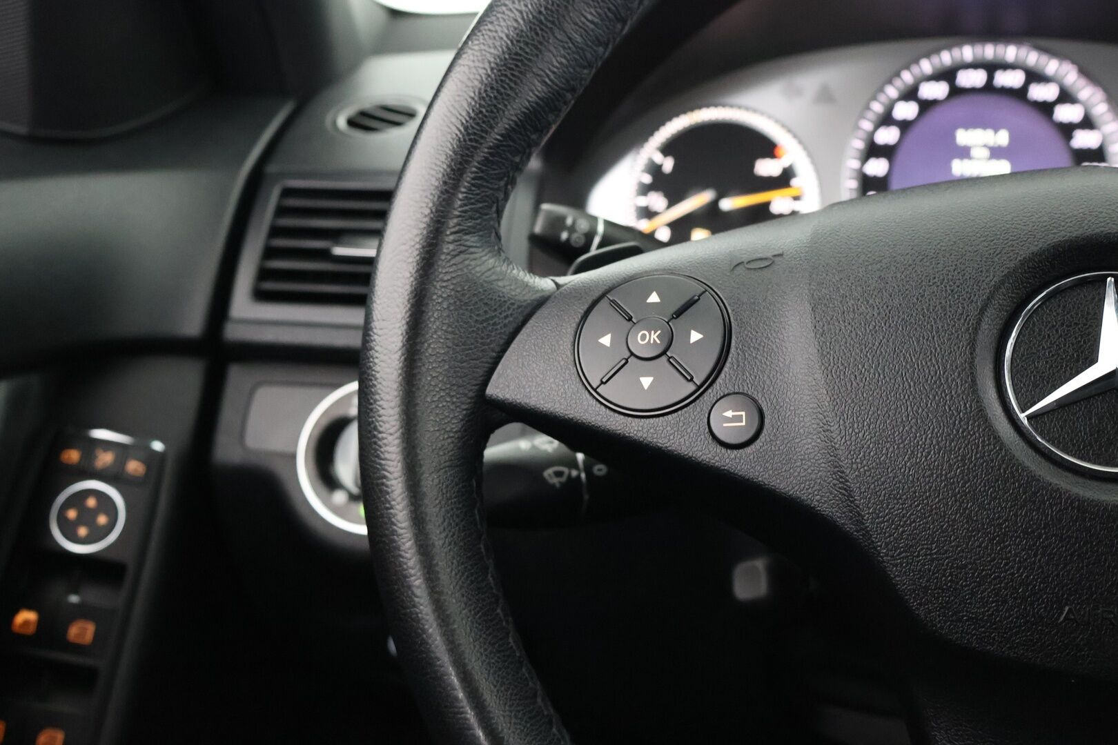 Mercedes-Benz C 2007 230 A AMG - AMG sisä- ja ulkopaketti | Vakkari | P. Tutkat | BI-Xenon | Muistipenkit | Siisti kuntoinen! 