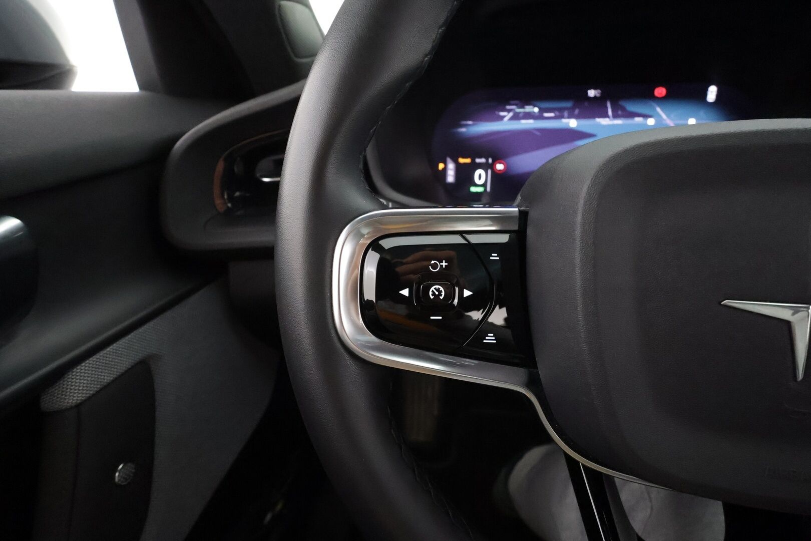 Polestar 2 2021 Long Range Dual Motor Performance, 300kW * Lasikatto / Koukku / ACC / Pixel-LED / H&K / 360 / Sportpenkki Muistilla * - Pilot&Plus / Merkkihuollot / 2x Latauskaapelit / Kahdet renkaat 