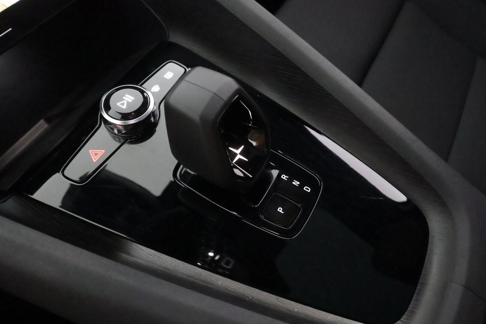 Polestar 2 2021 Launch Edition, 300kW * Lasikatto / Koukku / ACC / Pixel-LED / H&K / 360 / Sportpenkki Muistilla * - Pilot&Plus / Merkkihuollot / 2x Latauskaapelit / Kahdet renkaat 