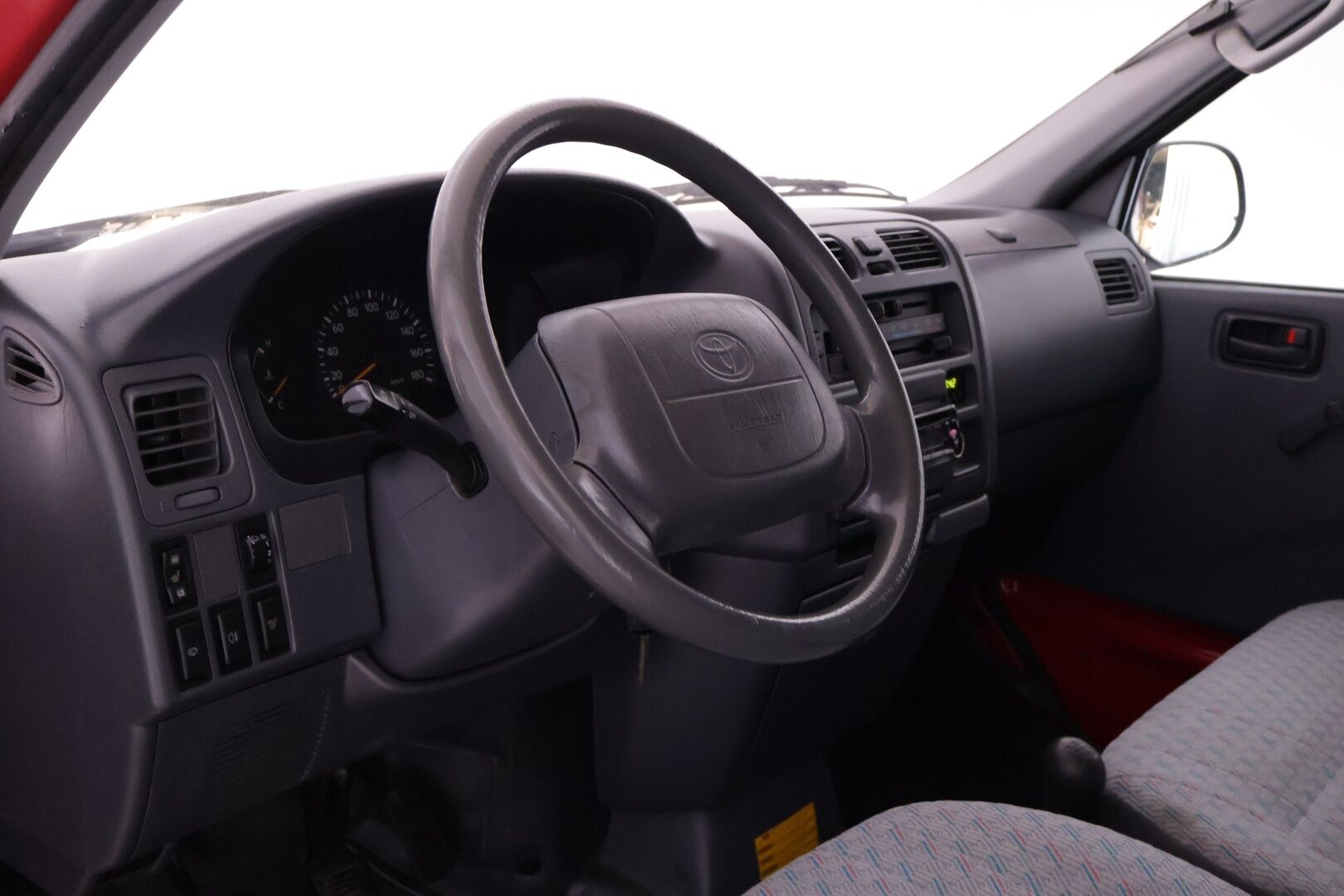 Toyota Hiace 2003 VAN 2.5TD D-4D 4ov *ALV / Lohko / Koukku / Suomiauto / Läpilastattava* - Kaksilla hyväkuntoisilla renkailla varustettu Suomiauto! - HULLUT AVAJAISHULINAT KORKOTARJOUS 3,29 %