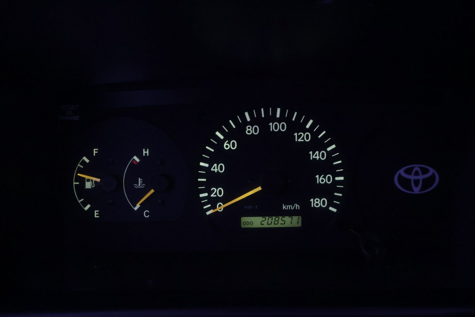 Toyota Hiace 2003 VAN 2.5TD D-4D 4ov *ALV / Lohko / Koukku / Suomiauto / Läpilastattava* - Kaksilla hyväkuntoisilla renkailla varustettu Suomiauto!