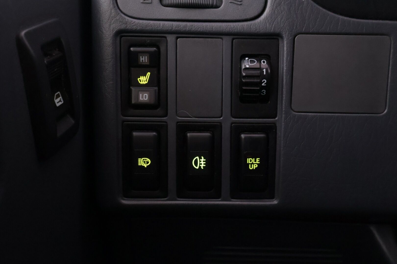 Toyota Hiace 2003 VAN 2.5TD D-4D 4ov *ALV / Lohko / Koukku / Suomiauto / Läpilastattava* - Kaksilla hyväkuntoisilla renkailla varustettu Suomiauto! - HULLUT AVAJAISHULINAT KORKOTARJOUS 3,29 %