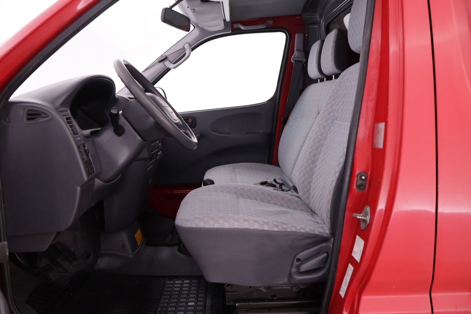 Toyota Hiace 2003 VAN 2.5TD D-4D 4ov *ALV / Lohko / Koukku / Suomiauto / Läpilastattava* - Kaksilla hyväkuntoisilla renkailla varustettu Suomiauto!