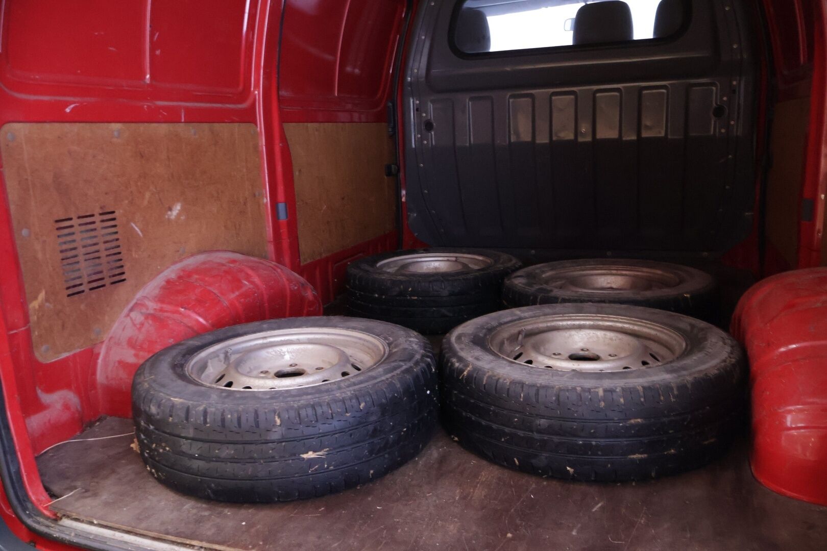 Toyota Hiace 2003 VAN 2.5TD D-4D 4ov *ALV / Lohko / Koukku / Suomiauto / Läpilastattava* - Kaksilla hyväkuntoisilla renkailla varustettu Suomiauto! - HULLUT AVAJAISHULINAT KORKOTARJOUS 3,29 %