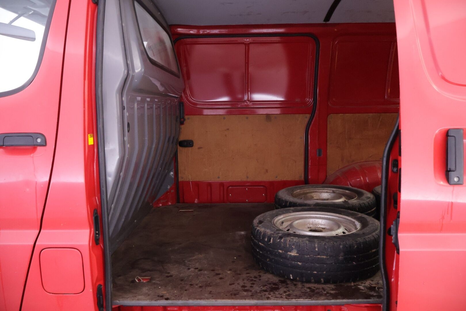 Toyota Hiace 2003 VAN 2.5TD D-4D 4ov *ALV / Lohko / Koukku / Suomiauto / Läpilastattava* - Kaksilla hyväkuntoisilla renkailla varustettu Suomiauto! - HULLUT AVAJAISHULINAT KORKOTARJOUS 3,29 %