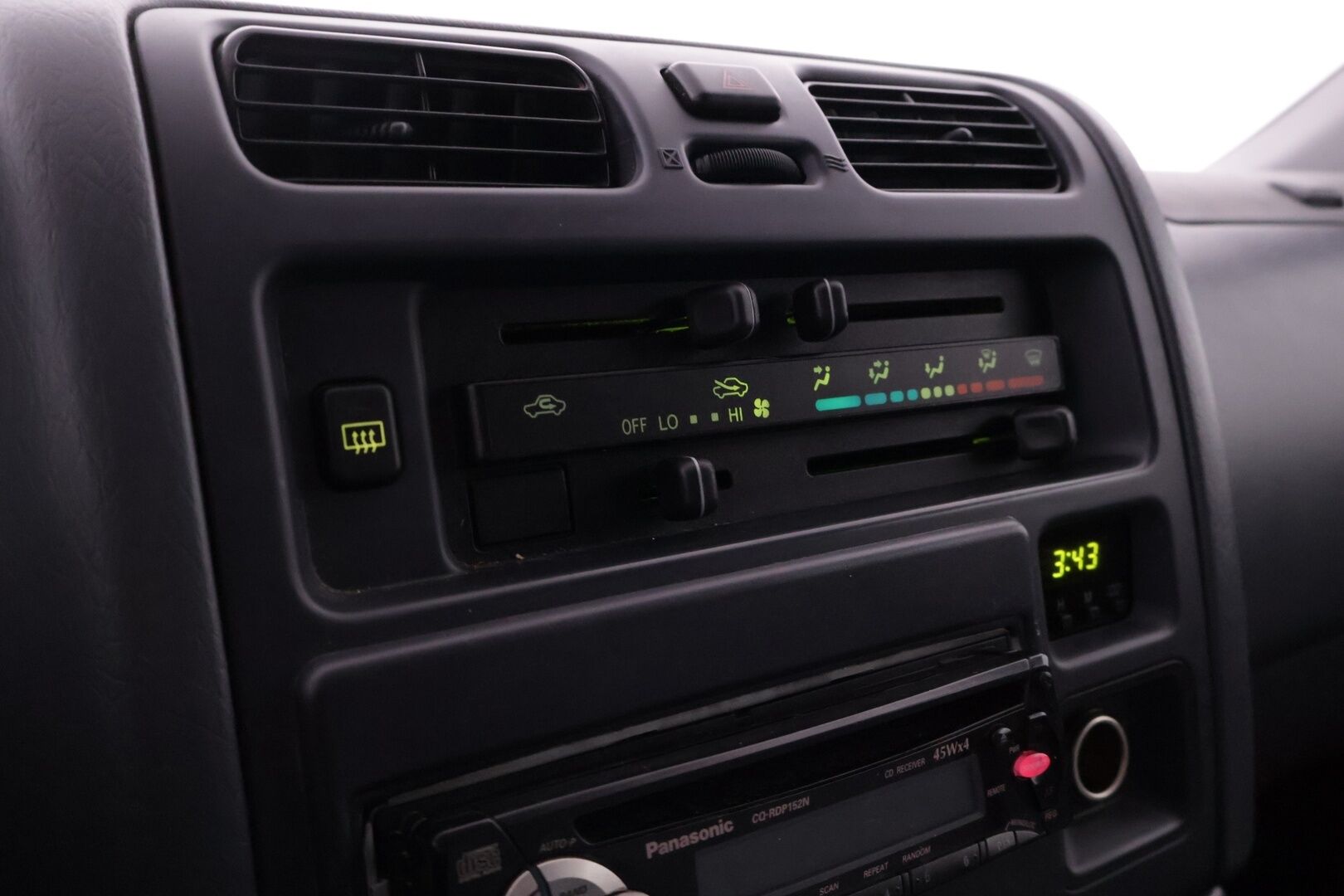 Toyota Hiace 2003 VAN 2.5TD D-4D 4ov *ALV / Lohko / Koukku / Suomiauto / Läpilastattava* - Kaksilla hyväkuntoisilla renkailla varustettu Suomiauto! - HULLUT AVAJAISHULINAT KORKOTARJOUS 3,29 %