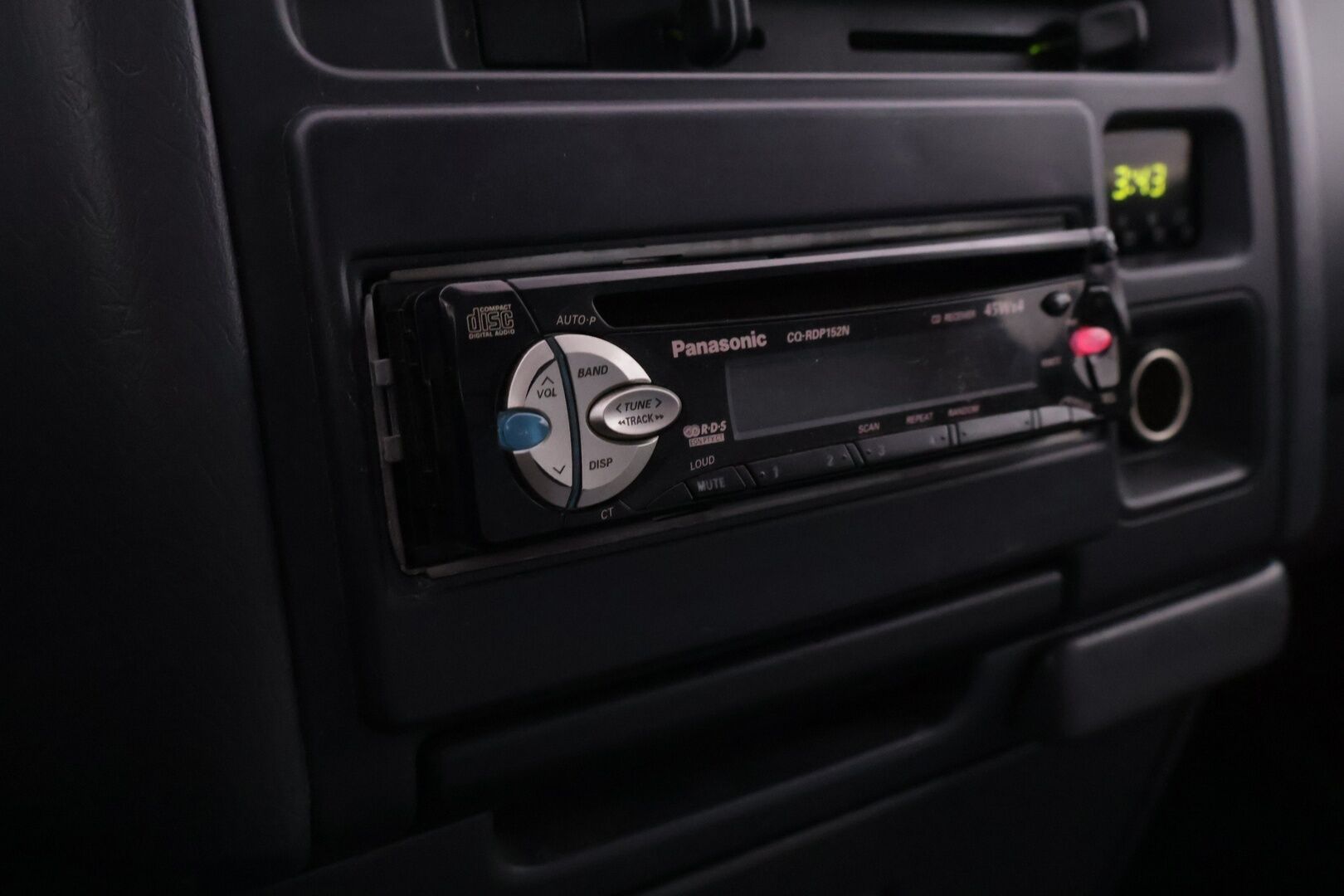 Toyota Hiace 2003 VAN 2.5TD D-4D 4ov *ALV / Lohko / Koukku / Suomiauto / Läpilastattava* - Kaksilla hyväkuntoisilla renkailla varustettu Suomiauto! - HULLUT AVAJAISHULINAT KORKOTARJOUS 3,29 %