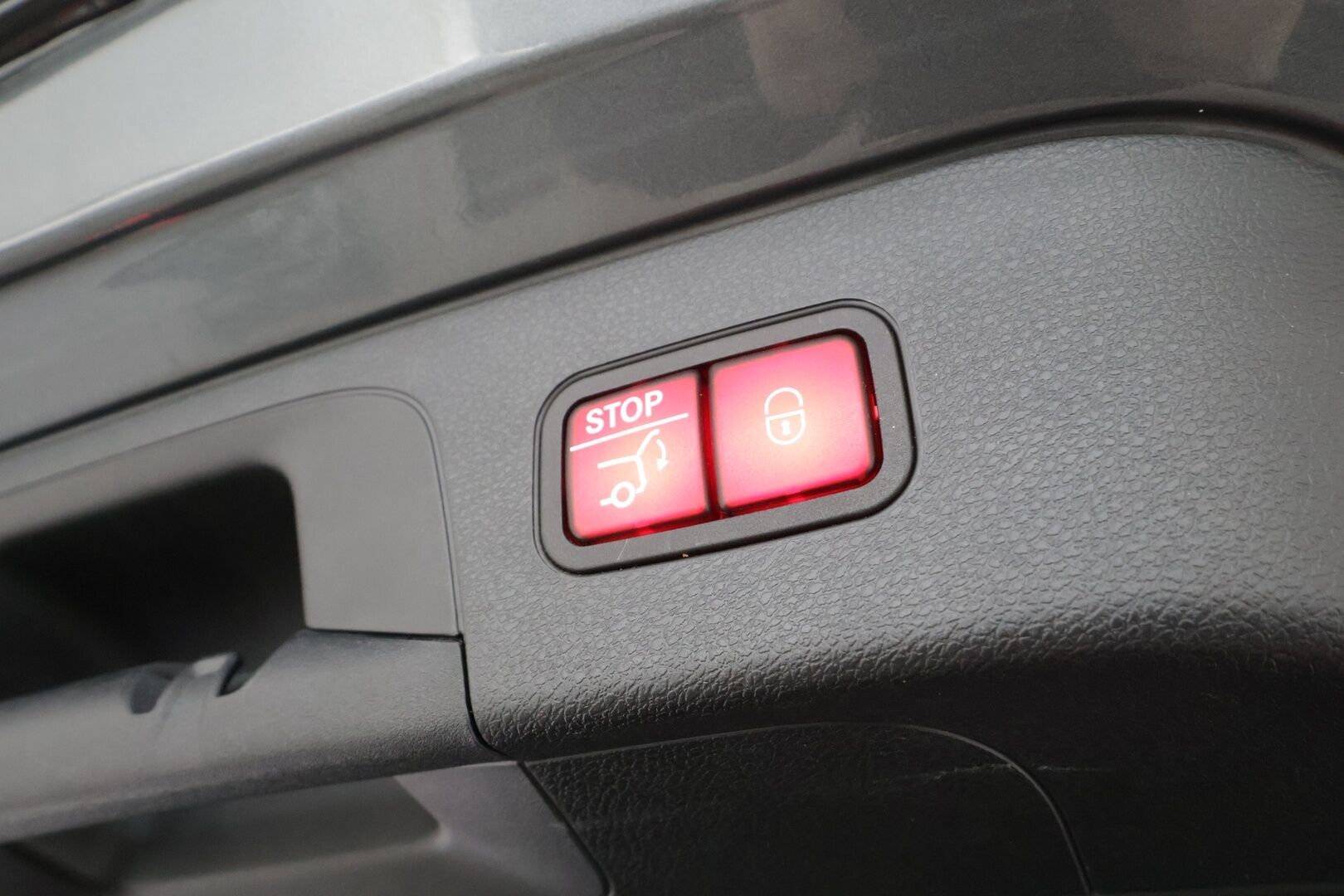 Mercedes-Benz EQC 2023 400 4MATIC Business AMG * Distronic+ / HUD / 360° / Koukku / Muistipenkit / Midline / Lasikattoluukku / Navi / KeylessGo * - Akku kuntotarkastettu SOH 98,2 % / Kahdet renkaat aluvanteilla / Merkkihuollettu