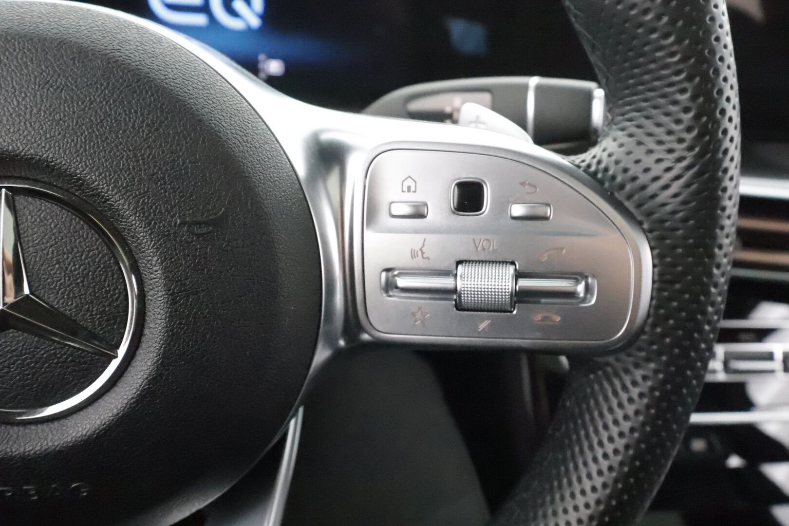 Mercedes-Benz EQC 2023 400 4MATIC Business AMG * Distronic+ / HUD / 360° / Koukku / Muistipenkit / Midline / Lasikattoluukku / Navi / KeylessGo * - Akku kuntotarkastettu SOH 98,2 % / Kahdet renkaat aluvanteilla / Merkkihuollettu