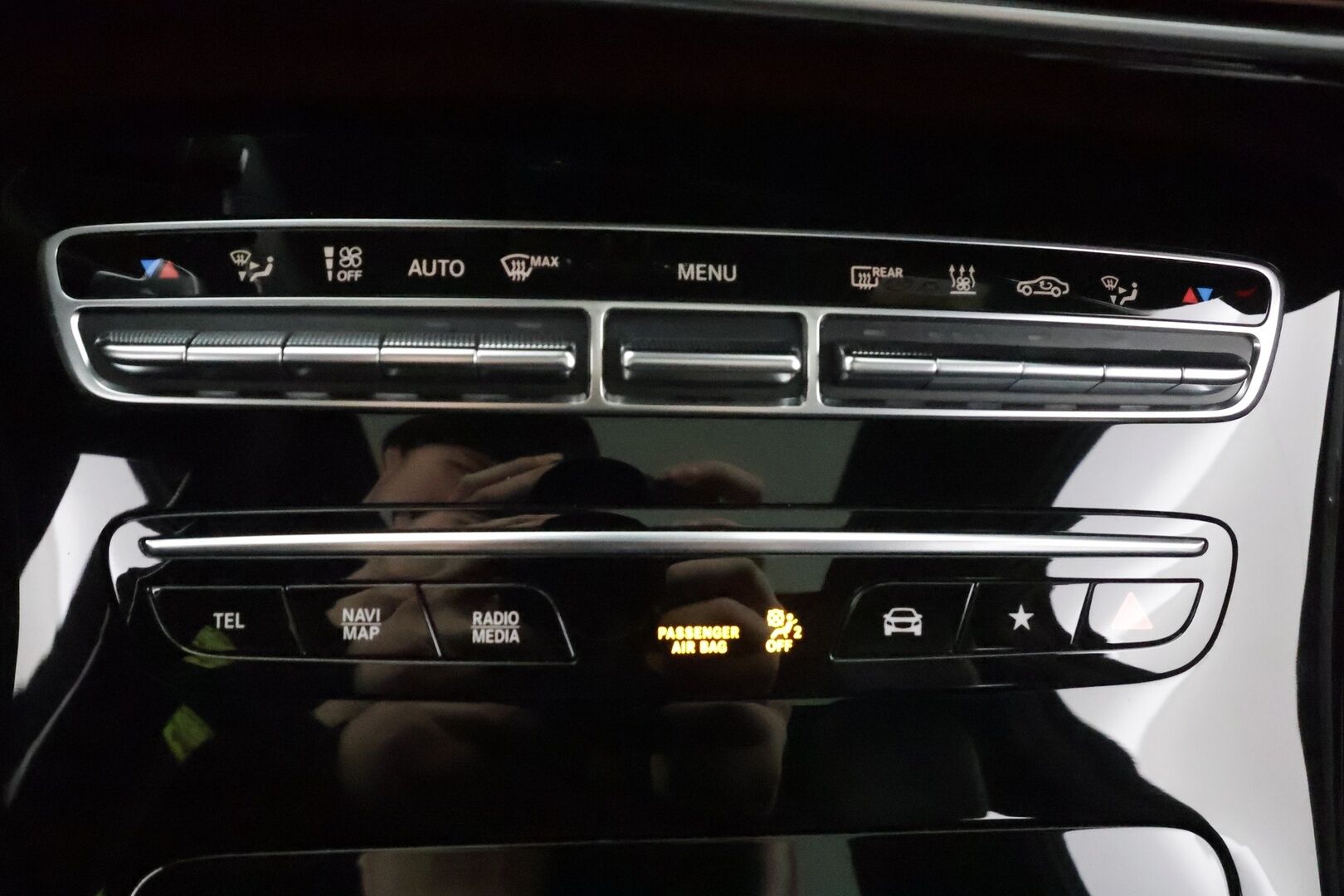 Mercedes-Benz EQC 2023 400 4MATIC Business AMG * Distronic+ / HUD / 360° / Koukku / Muistipenkit / Midline / Lasikattoluukku / Navi / KeylessGo * - Akku kuntotarkastettu SOH 98,2 % / Kahdet renkaat aluvanteilla / Merkkihuollettu