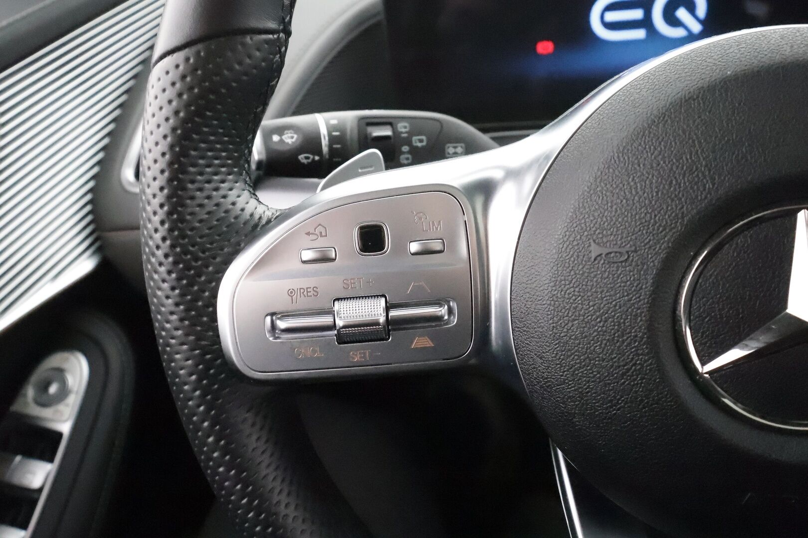 Mercedes-Benz EQC 2023 400 4MATIC Business AMG * Distronic+ / HUD / 360° / Koukku / Muistipenkit / Midline / Lasikattoluukku / Navi / KeylessGo * - Akku kuntotarkastettu SOH 98,2 % / Kahdet renkaat aluvanteilla / Merkkihuollettu