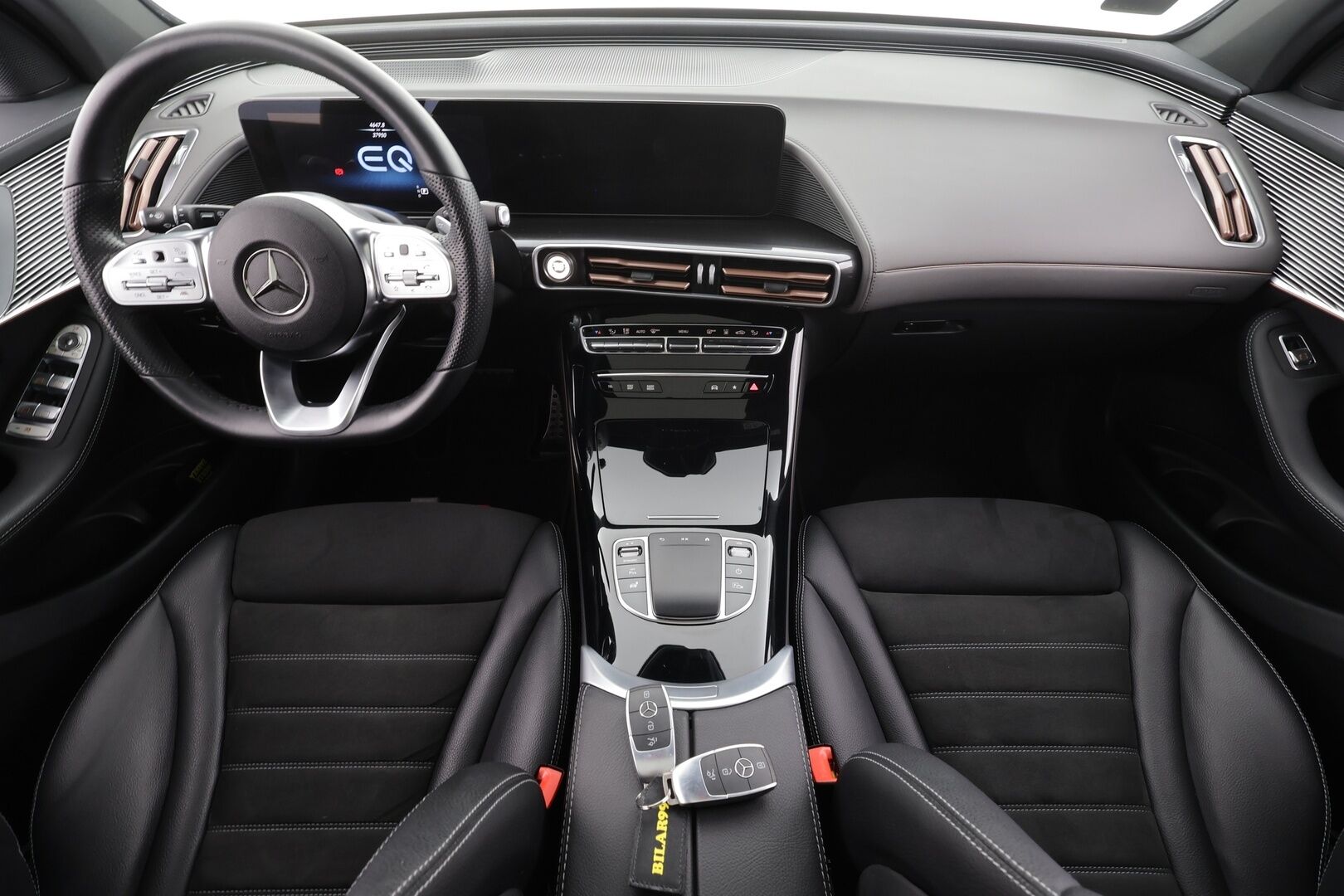 Mercedes-Benz EQC 2023 400 4MATIC Business AMG * Distronic+ / HUD / 360° / Koukku / Muistipenkit / Midline / Lasikattoluukku / Navi / KeylessGo * - Akku kuntotarkastettu SOH 98,2 % / Kahdet renkaat aluvanteilla / Merkkihuollettu