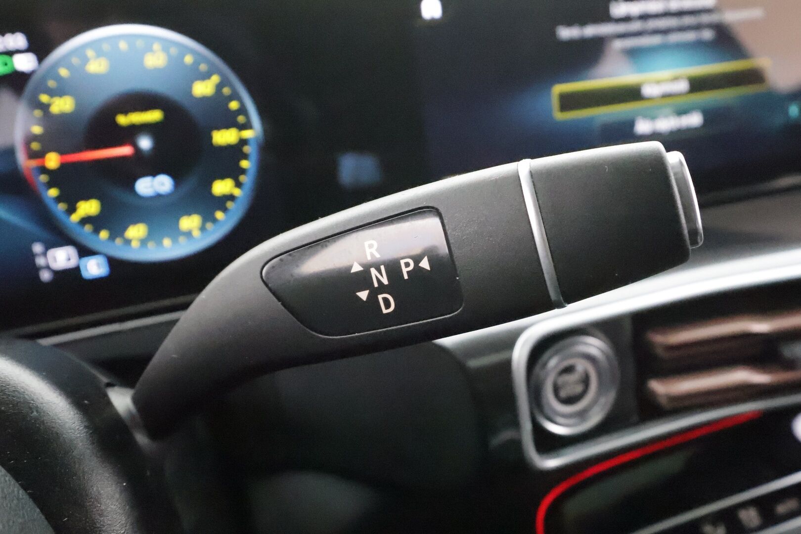 Mercedes-Benz EQC 2023 400 4MATIC Business AMG * Distronic+ / HUD / 360° / Koukku / Muistipenkit / Midline / Lasikattoluukku / Navi / KeylessGo * - Akku kuntotarkastettu SOH 98,2 % / Kahdet renkaat aluvanteilla / Merkkihuollettu