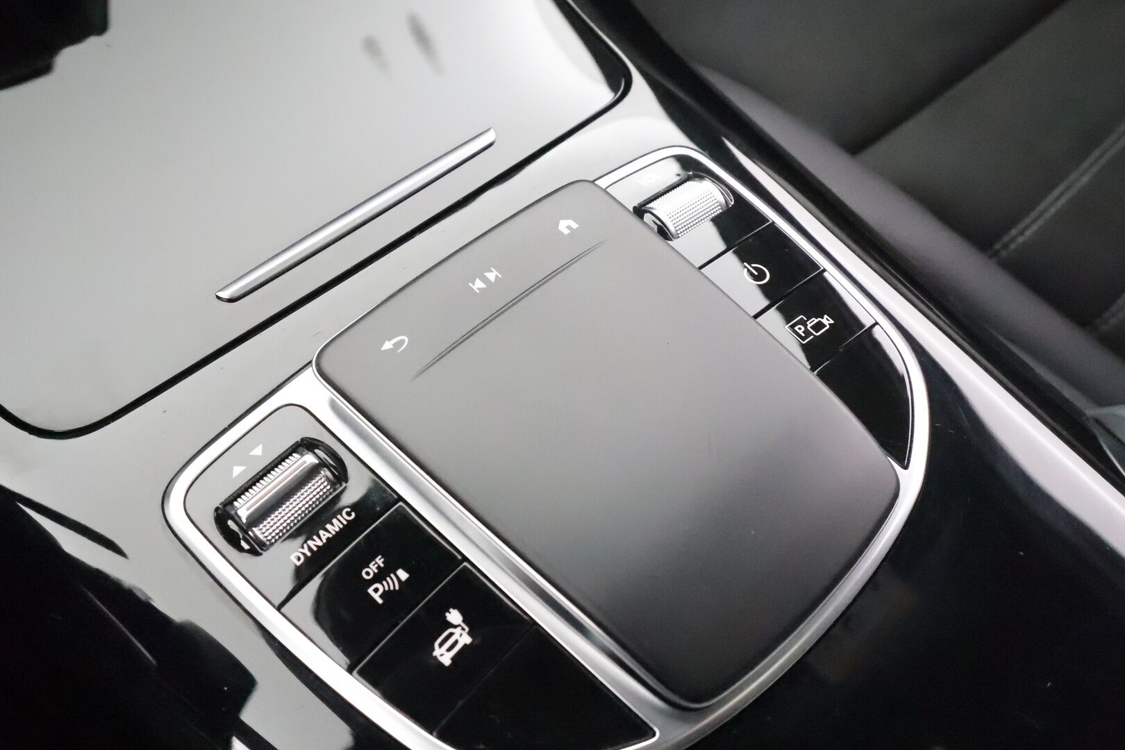 Mercedes-Benz EQC 2023 400 4MATIC Business AMG * Distronic+ / HUD / 360° / Koukku / Muistipenkit / Midline / Lasikattoluukku / Navi / KeylessGo * - Akku kuntotarkastettu SOH 98,2 % / Kahdet renkaat aluvanteilla / Merkkihuollettu