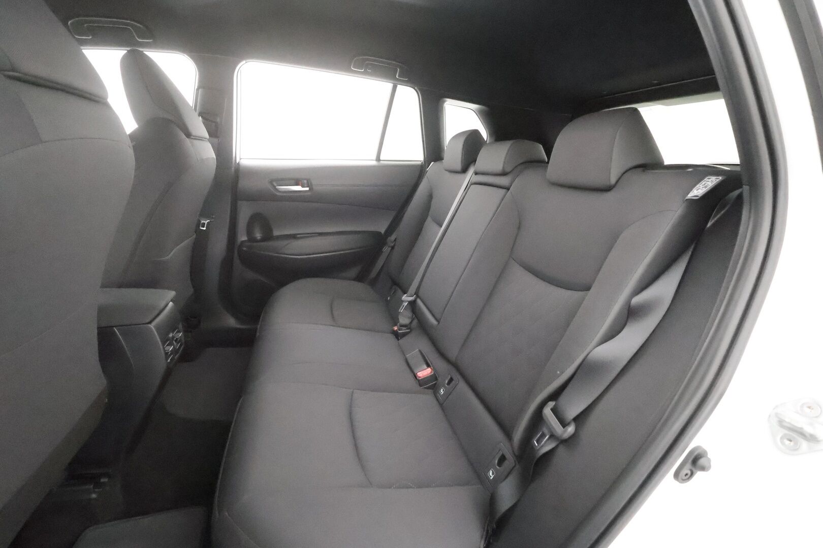 Toyota Corolla Cross 2025 2.0 Hybrid Launch Edition - | Koukku | ACC | LED | P.Kamera | Navi | Kaistavahti | Katveavustin | Keyless | PDA | Digimittaristo | Facelift | Ratinlämmitys | Merkkihuollettu | Suomi-auto | Kahdet renkaat |