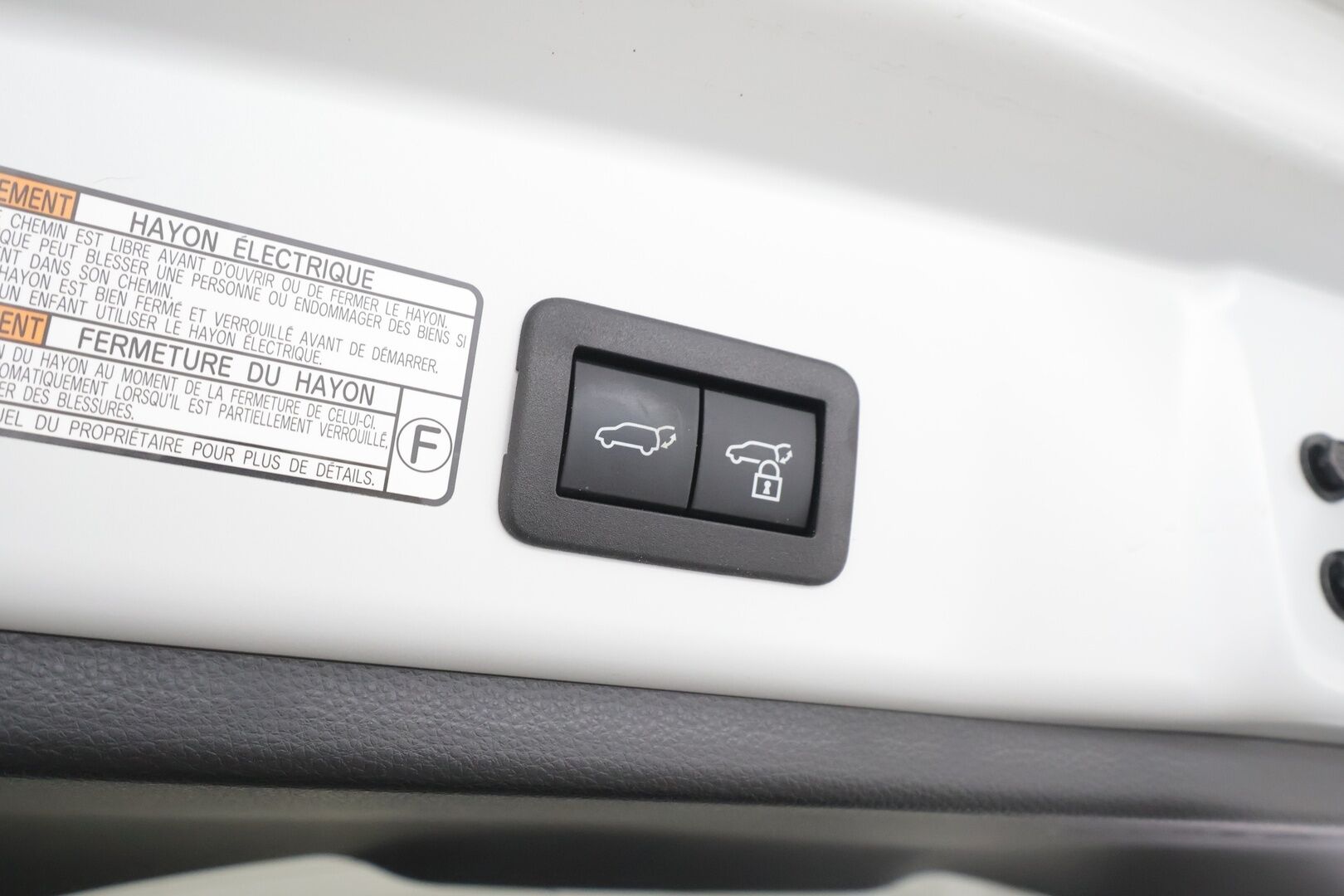 Toyota Corolla Cross 2025 2.0 Hybrid Launch Edition - | Koukku | ACC | LED | P.Kamera | Navi | Kaistavahti | Katveavustin | Keyless | PDA | Digimittaristo | Facelift | Ratinlämmitys | Merkkihuollettu | Suomi-auto | Kahdet renkaat |