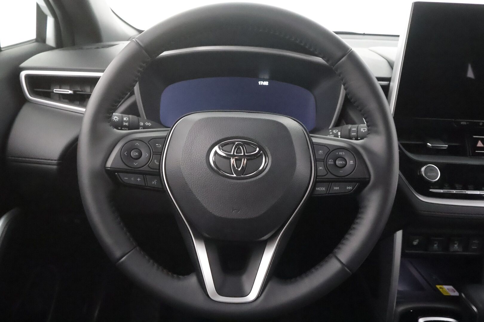 Toyota Corolla Cross 2025 2.0 Hybrid Launch Edition - | Koukku | ACC | LED | P.Kamera | Navi | Kaistavahti | Katveavustin | Keyless | PDA | Digimittaristo | Facelift | Ratinlämmitys | Merkkihuollettu | Suomi-auto | Kahdet renkaat |