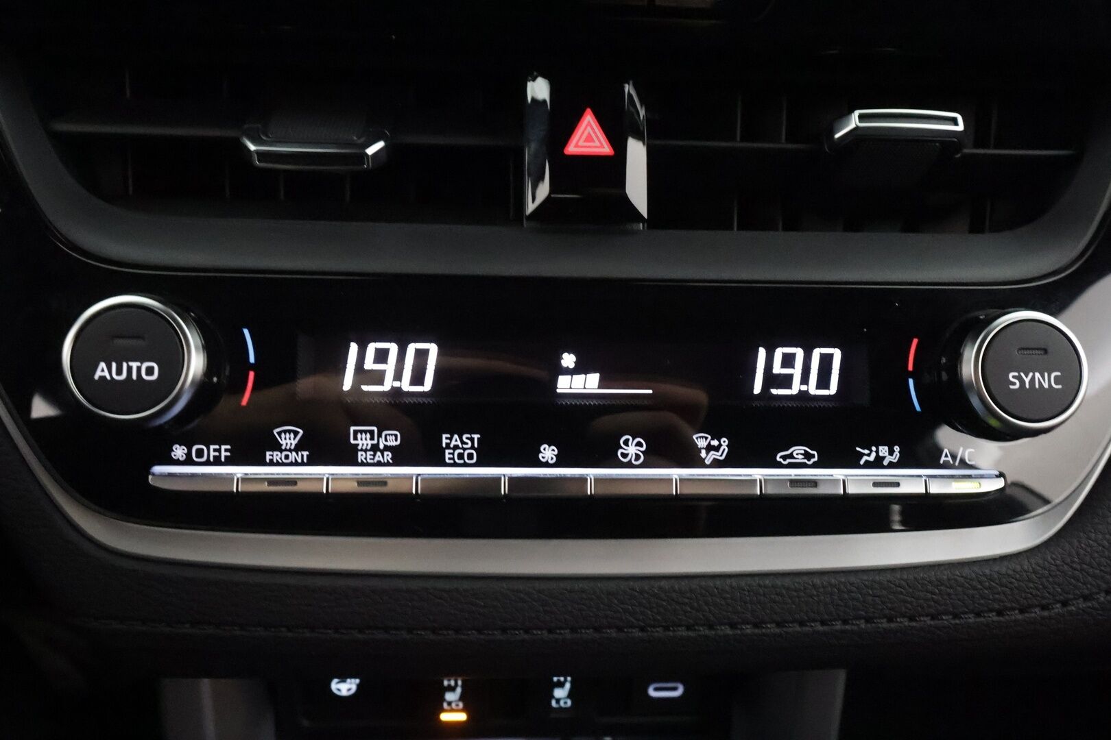 Toyota Corolla Cross 2025 2.0 Hybrid Launch Edition - | Koukku | ACC | LED | P.Kamera | Navi | Kaistavahti | Katveavustin | Keyless | PDA | Digimittaristo | Facelift | Ratinlämmitys | Merkkihuollettu | Suomi-auto | Kahdet renkaat |