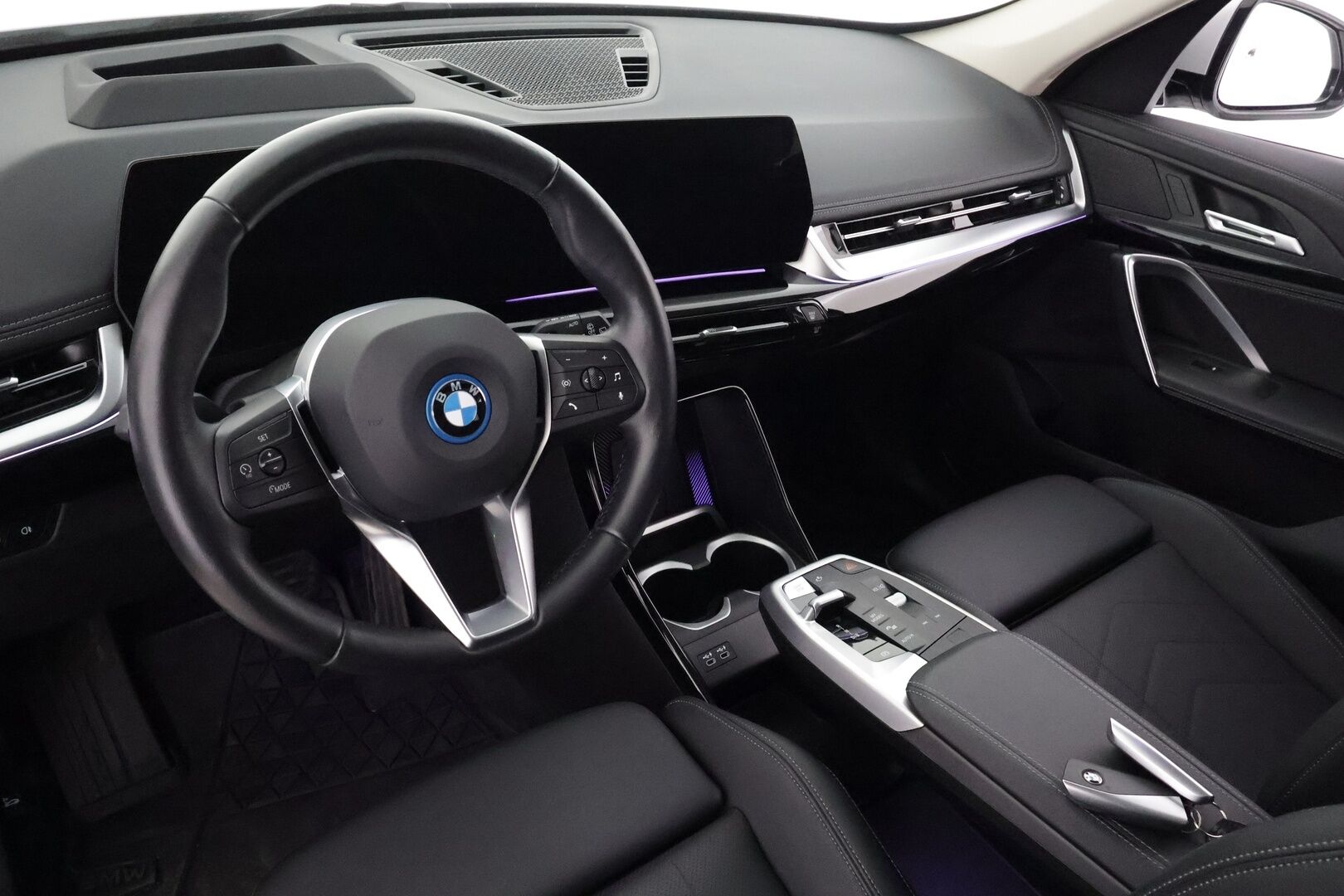 BMW IX1 2023 U11 30 xDrive - | ACC | Lisälämmitin | Koukku | Widescreen | Panorama | HUD | 360-Kamera | LED | Merkkihuollettu | Kahdet Renkaat |