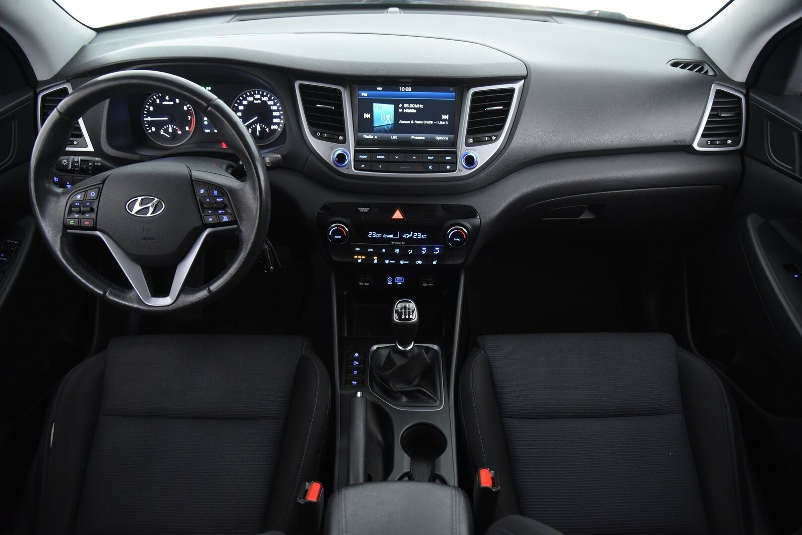 Hyundai Tucson 2017 1,6 6MT ISG Comfort * Vetokoukku / Lohkolämmitin / P-Kamera / Vakkari / Lämm. Ohjauspyörä * - Erinomainen huoltohistoria! / 2x renkaat aluvanteilla - HULLUT AVAJAISHULINAT KORKOTARJOUS 3,29 %